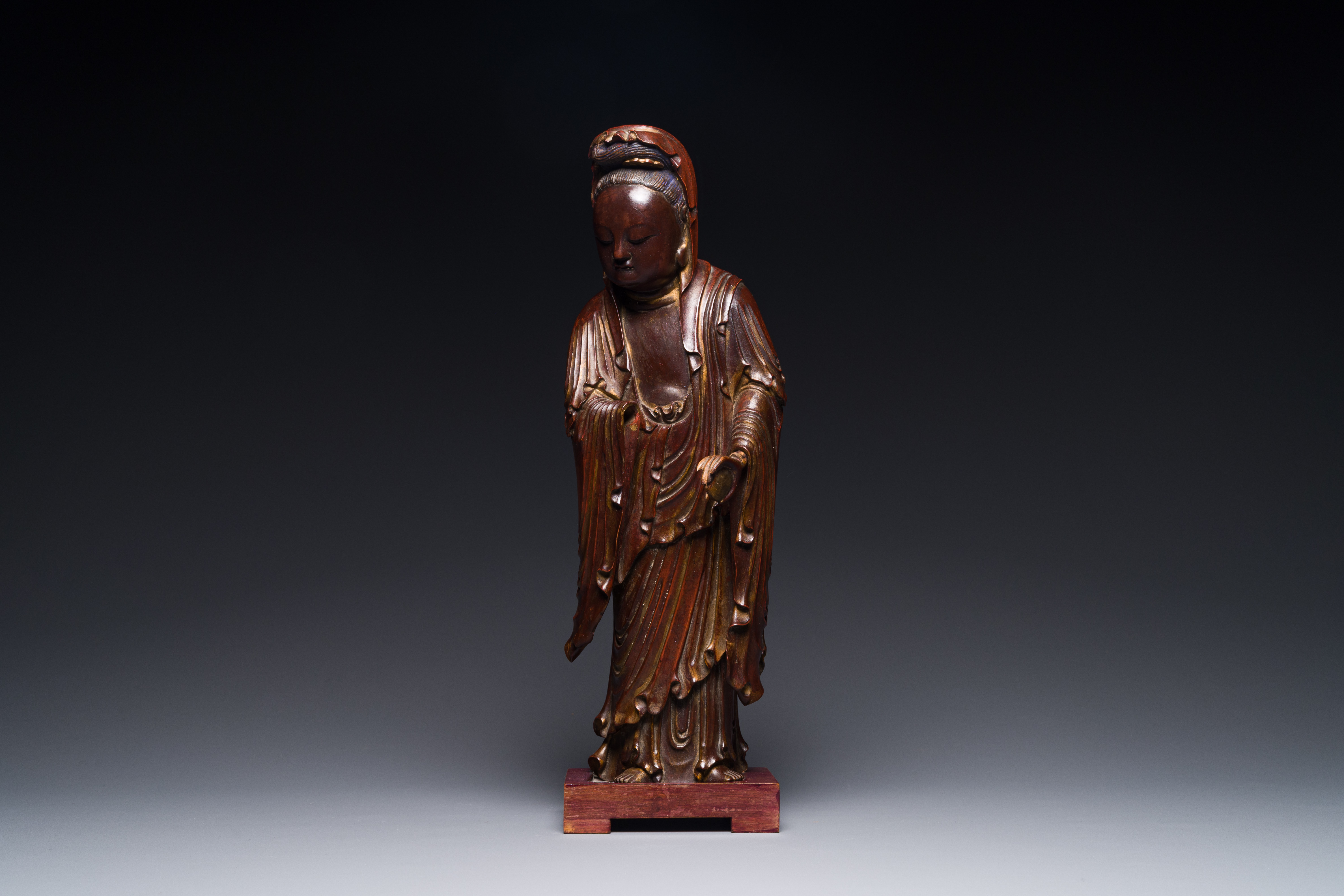 A Chinese partly gilt and lacquered wooden sculpture of Guanyin, Ming - Image 2 of 7