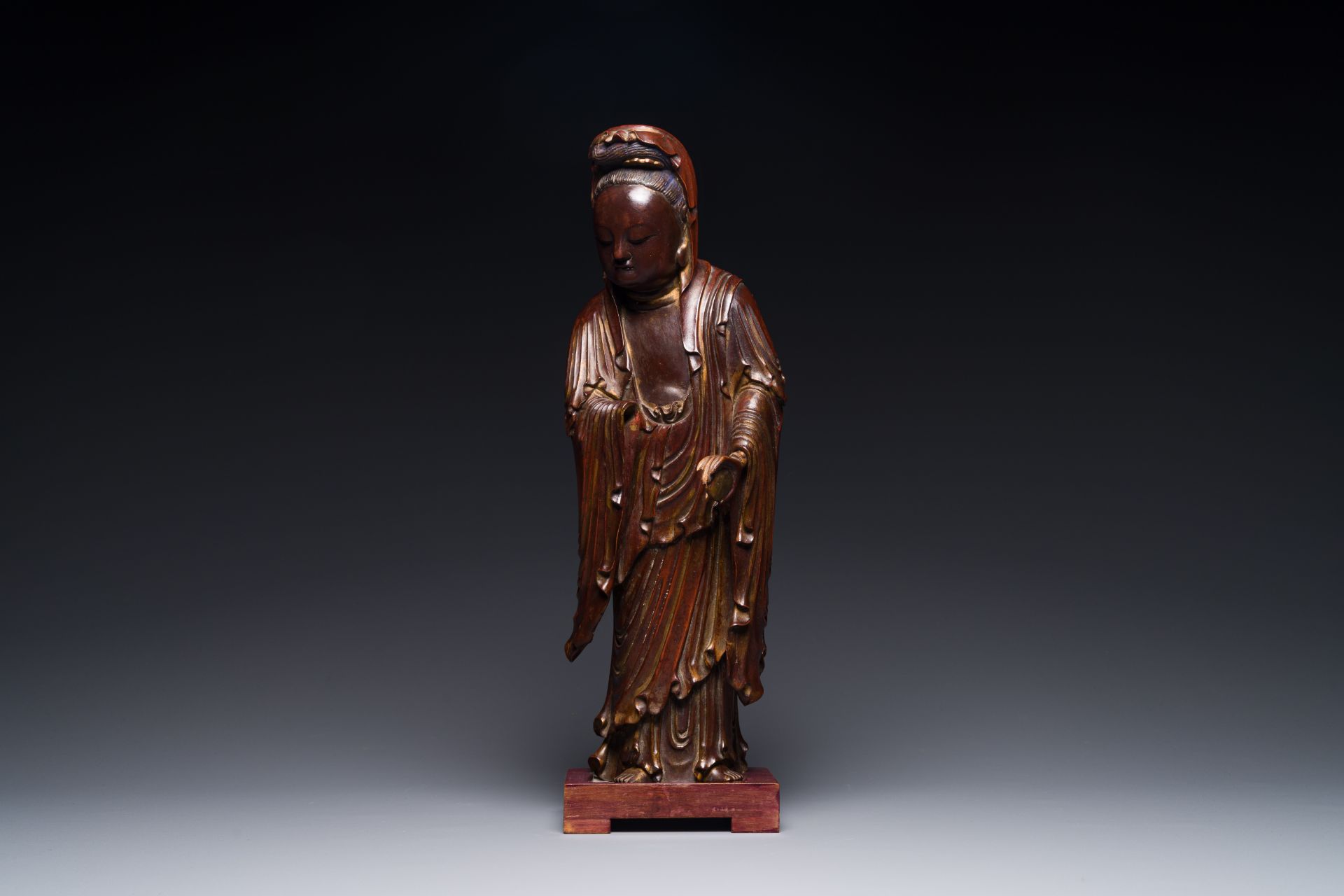 A Chinese partly gilt and lacquered wooden sculpture of Guanyin, Ming - Image 2 of 7