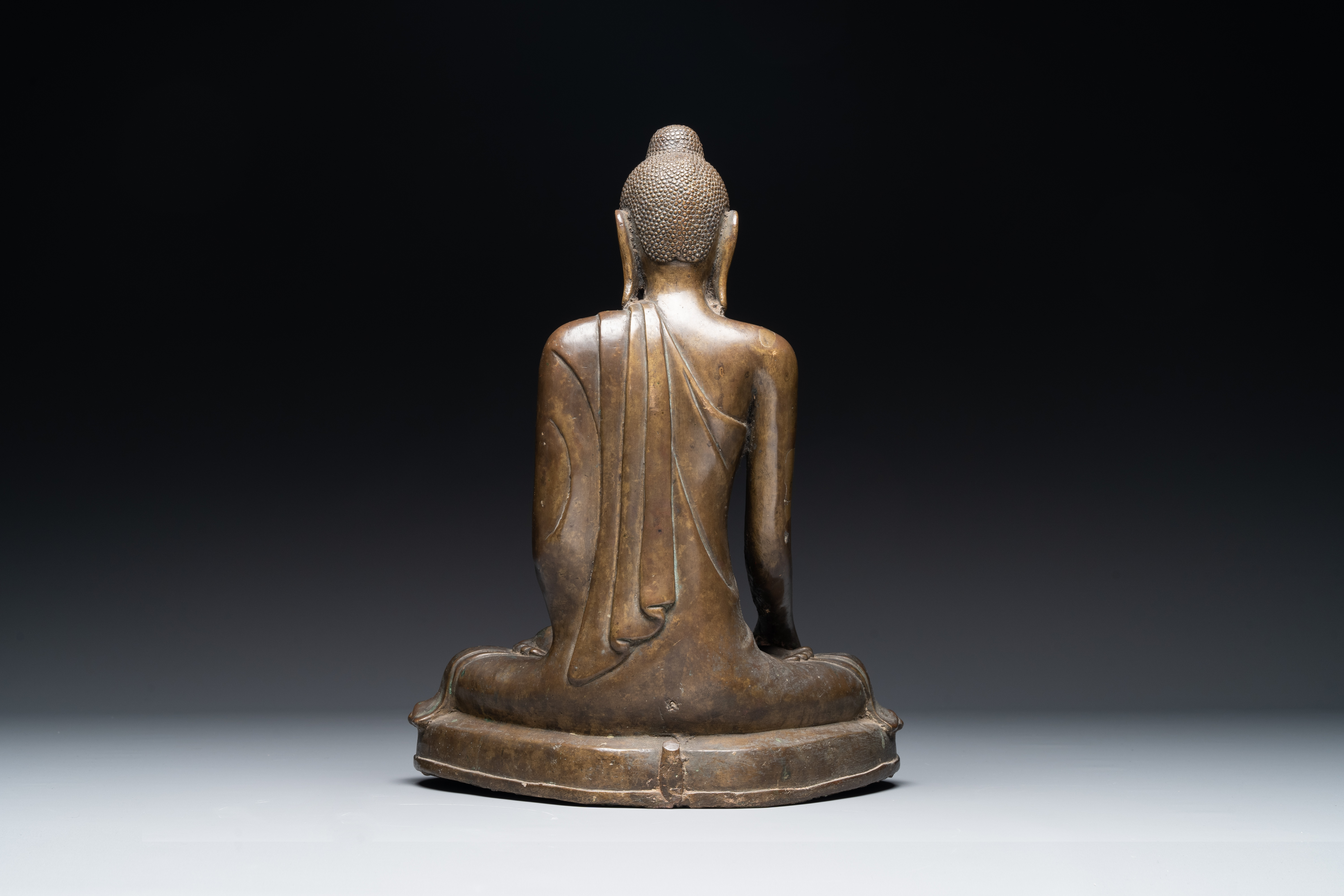 A Burmese bronze Mandalay-style Buddha in bhumisparsha mudra, 18/19th C. - Image 5 of 9