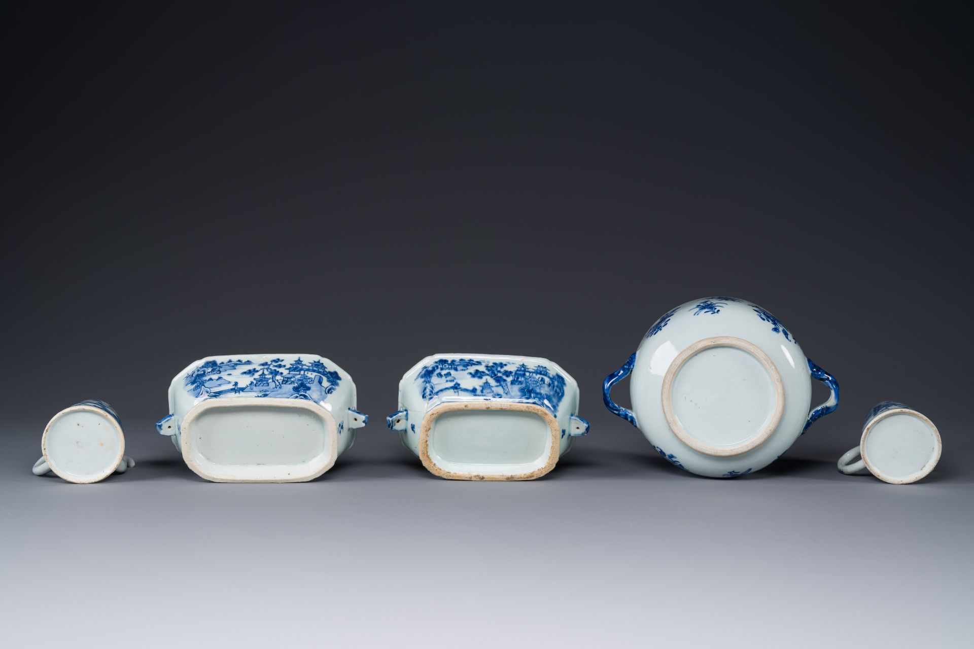 A pair of Chinese blue and white miniature chocolate jugs and three tureens, Qianlong - Bild 4 aus 5