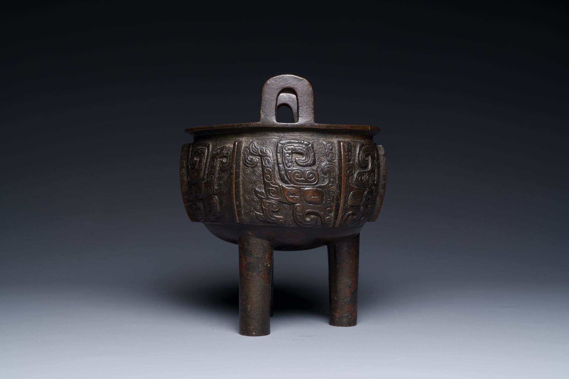A Chinese archaistic bronze tripod censer on wooden stand, 'ding', Song/Ming - Bild 14 aus 21