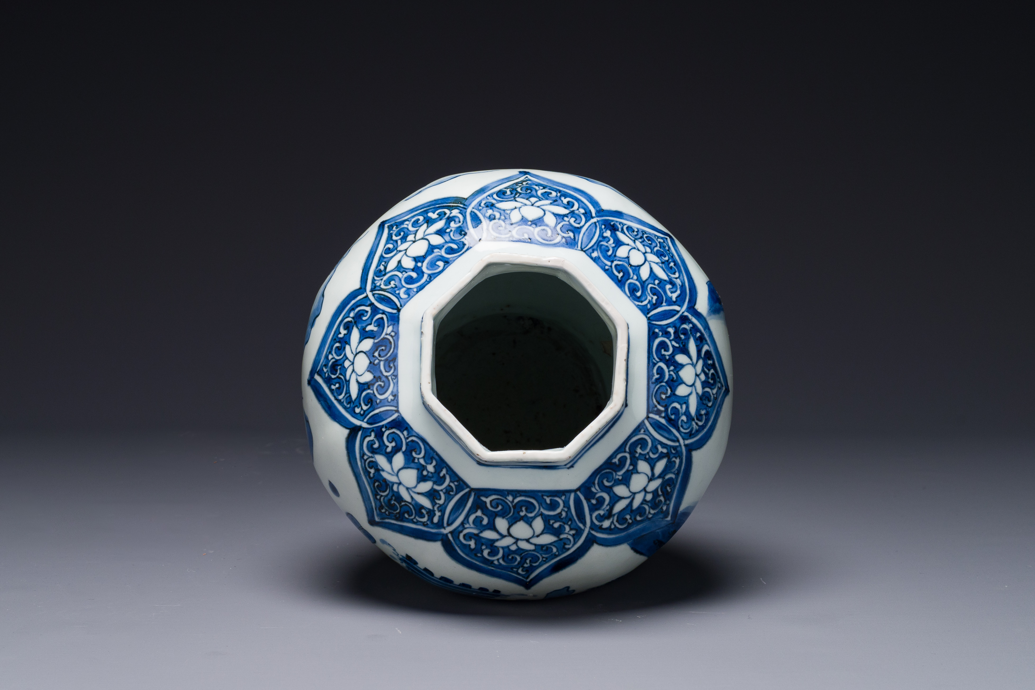 A Chinese blue and white octagonal 'Jia Guan Jin Jue åŠ å®˜æ™‰çˆµ' vase, Transitional period - Image 6 of 7