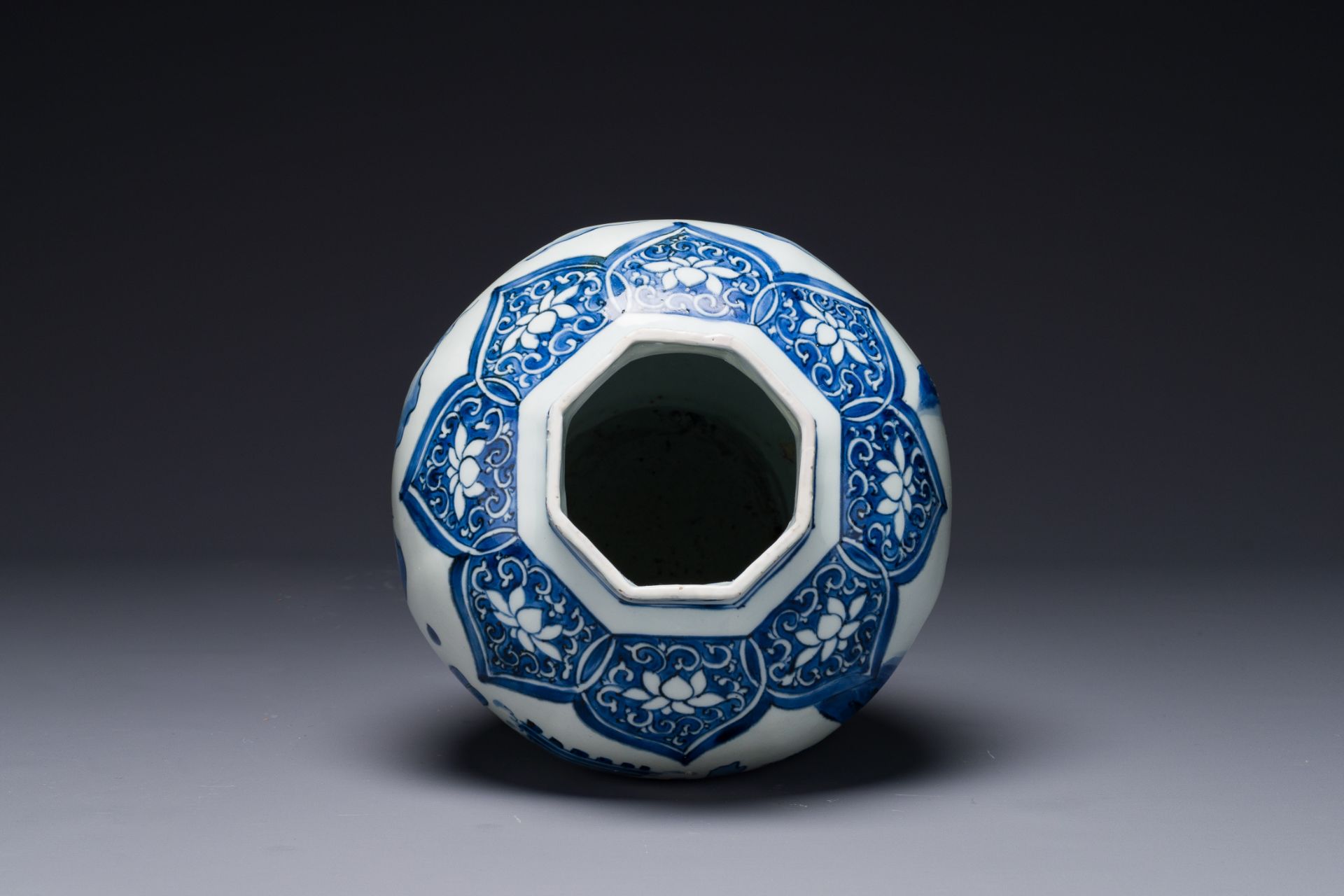 A Chinese blue and white octagonal 'Jia Guan Jin Jue åŠ å®˜æ™‰çˆµ' vase, Transitional period - Bild 6 aus 7