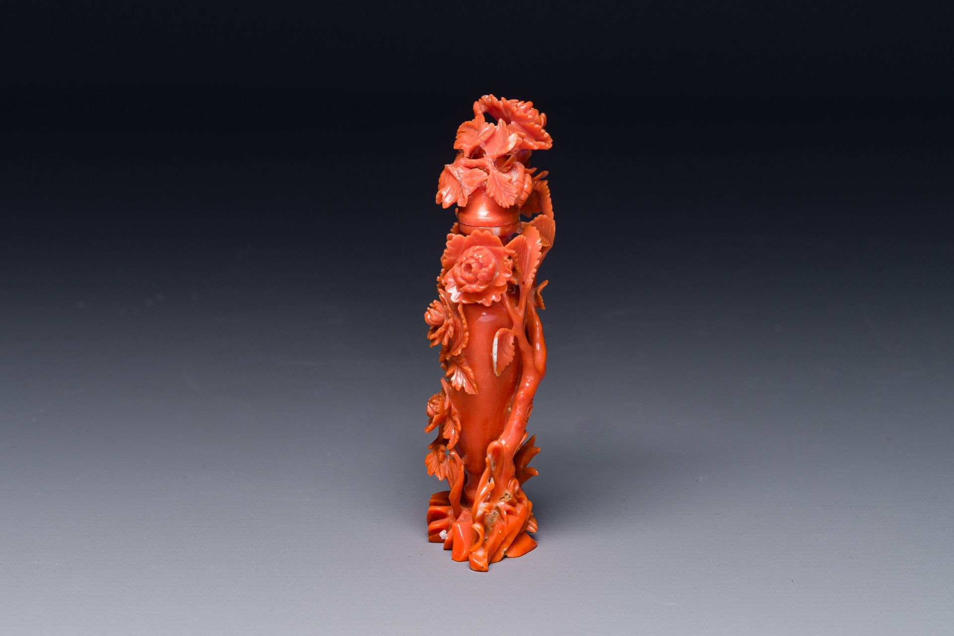 A Chinese red coral sculpture of a vase and cover with peonies, 19/20th C. - Bild 5 aus 5