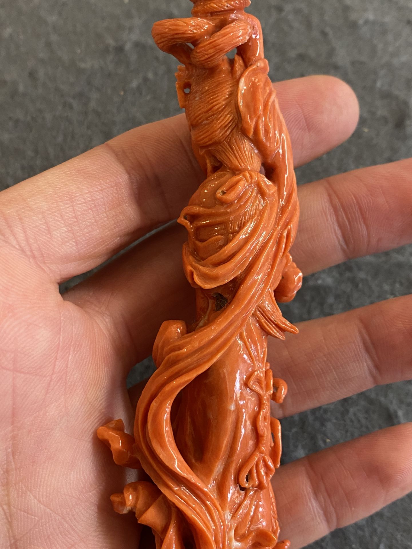 A Chinese red coral figure of a standing lady with a flower basket, 19/20th C. - Bild 12 aus 17