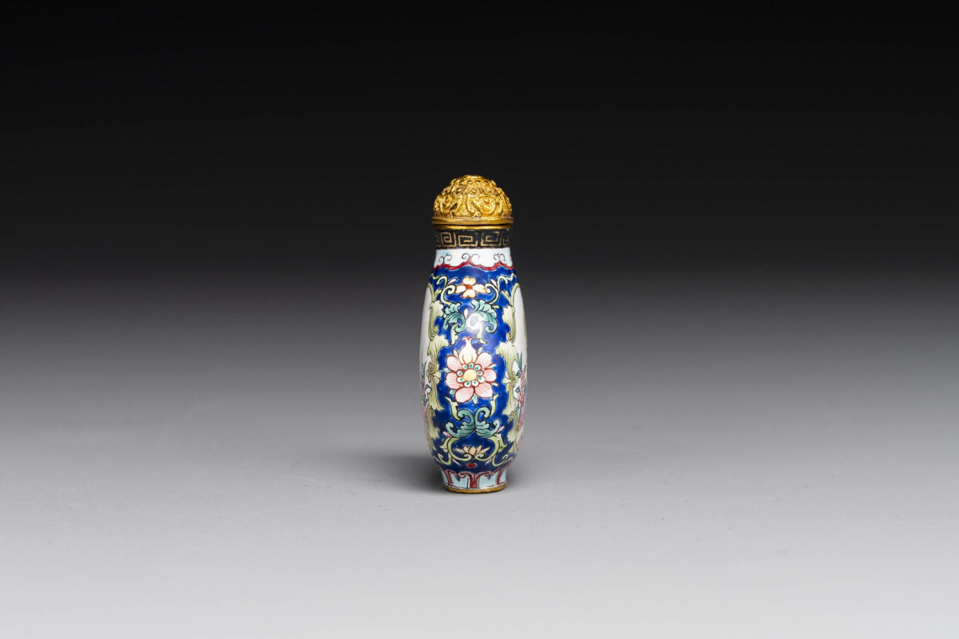 A Chinese Canton enamel snuff bottle with 'European scene', Qianlong mark, 19th C. - Image 2 of 6