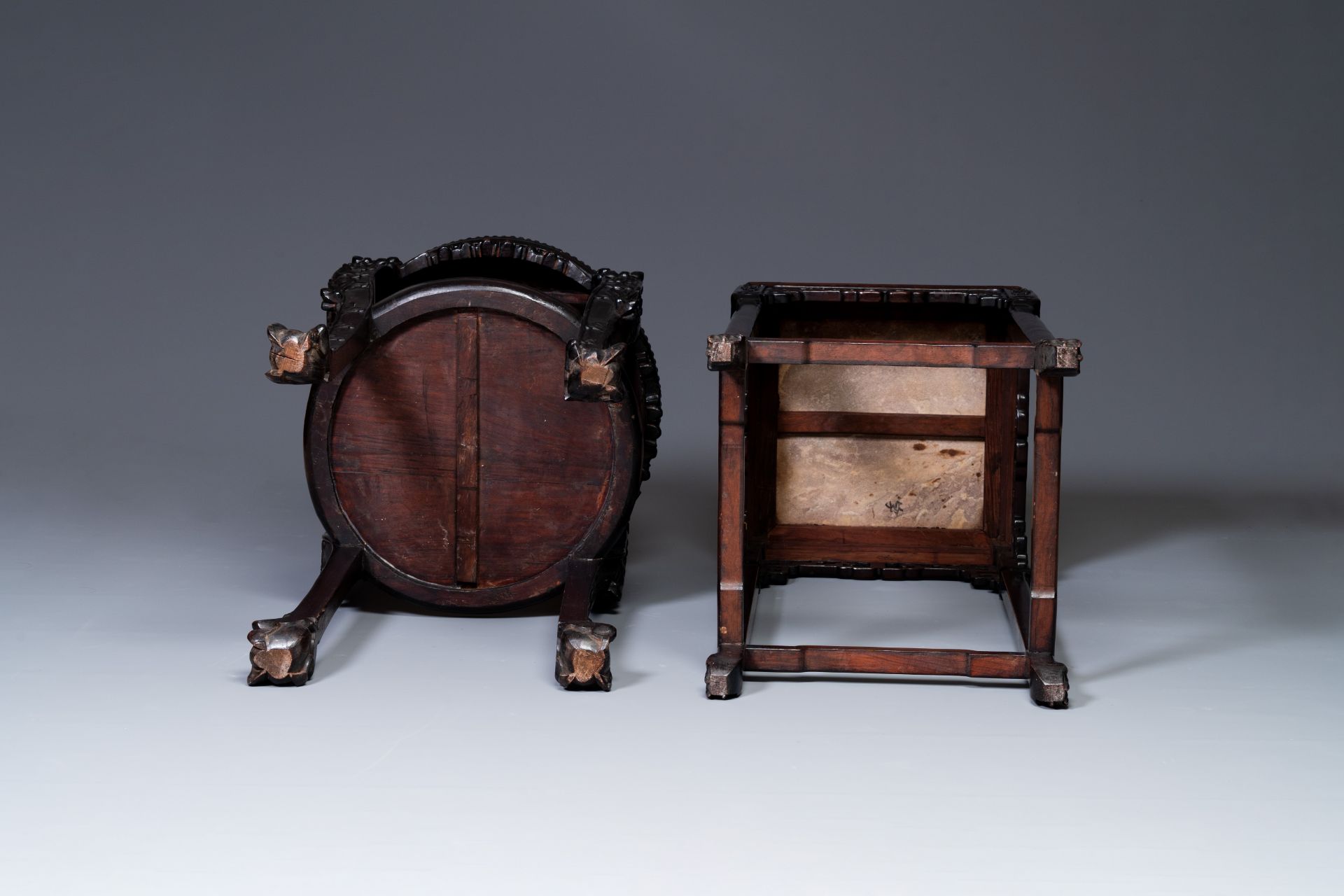 Two Chinese carved wooden stands with marble tops, 19th C. - Bild 5 aus 5
