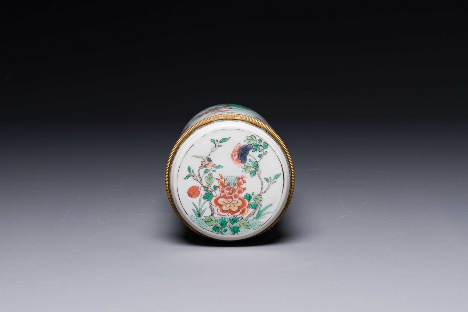 A Chinese famille verte cylindrical box and cover with gilt bronze mount, Kangxi - Image 3 of 4