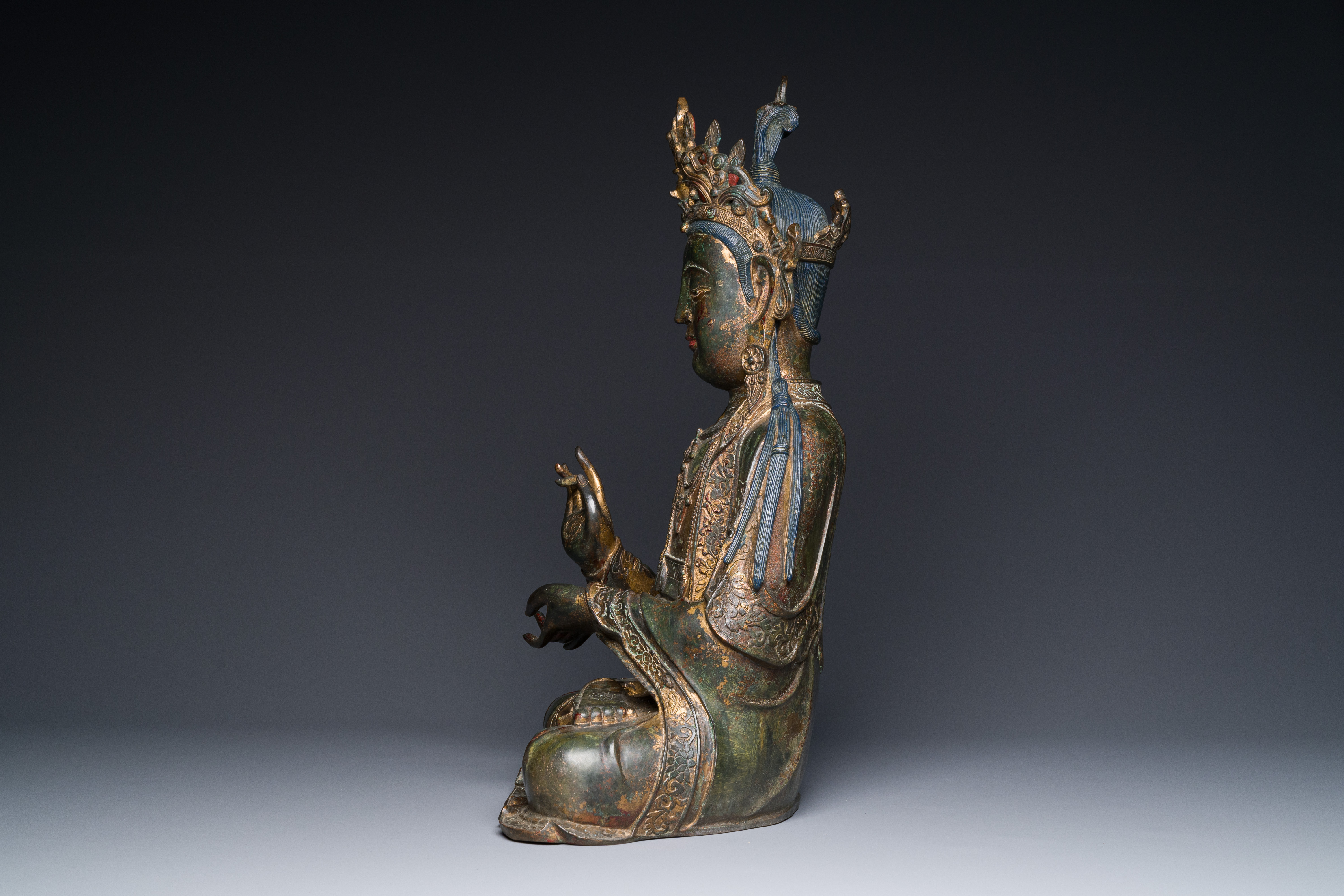 A large fine Chinese gilt-lacquered bronze sculpture of a Bodhisattva, Ming - Image 3 of 7