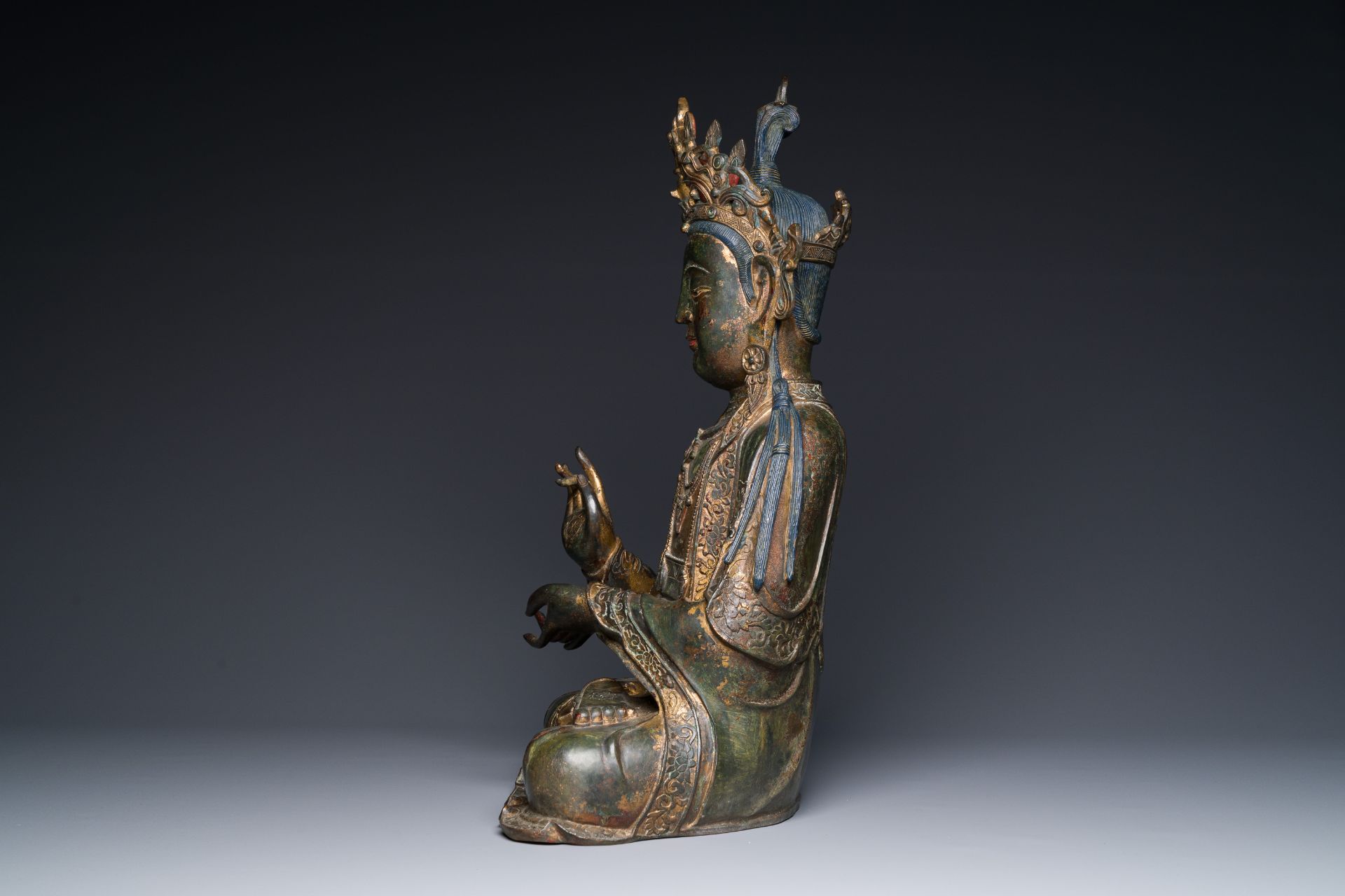 A large fine Chinese gilt-lacquered bronze sculpture of a Bodhisattva, Ming - Bild 3 aus 7