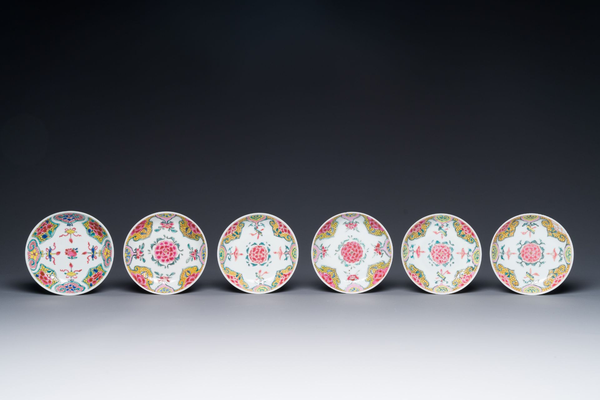 Five Chinese famille rose cups and six saucers with floral decor, Yongzheng/Qianlong - Bild 2 aus 6
