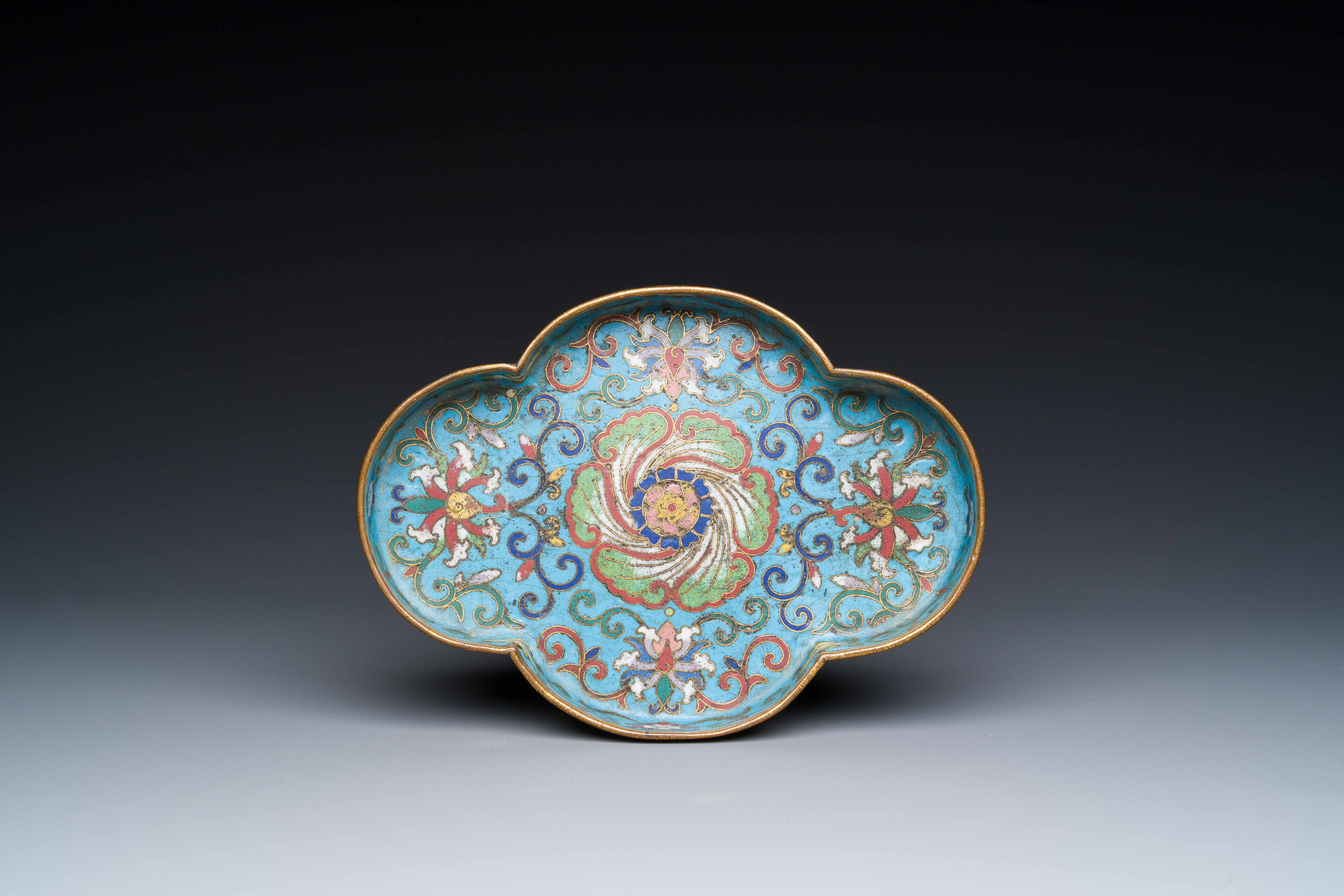 A Chinese quadrifoil cloisonne dish with floral design on wooden stand, Yongzheng - Image 2 of 6