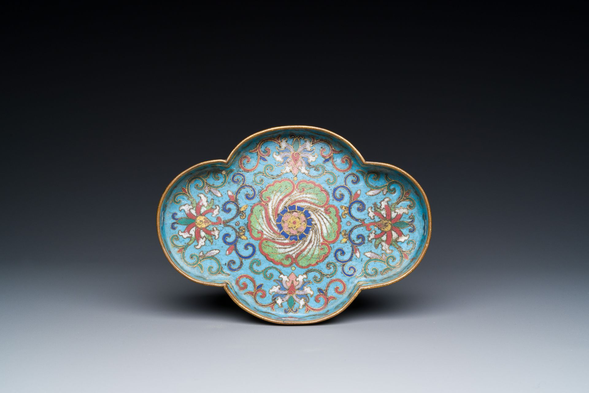 A Chinese quadrifoil cloisonne dish with floral design on wooden stand, Yongzheng - Image 2 of 6