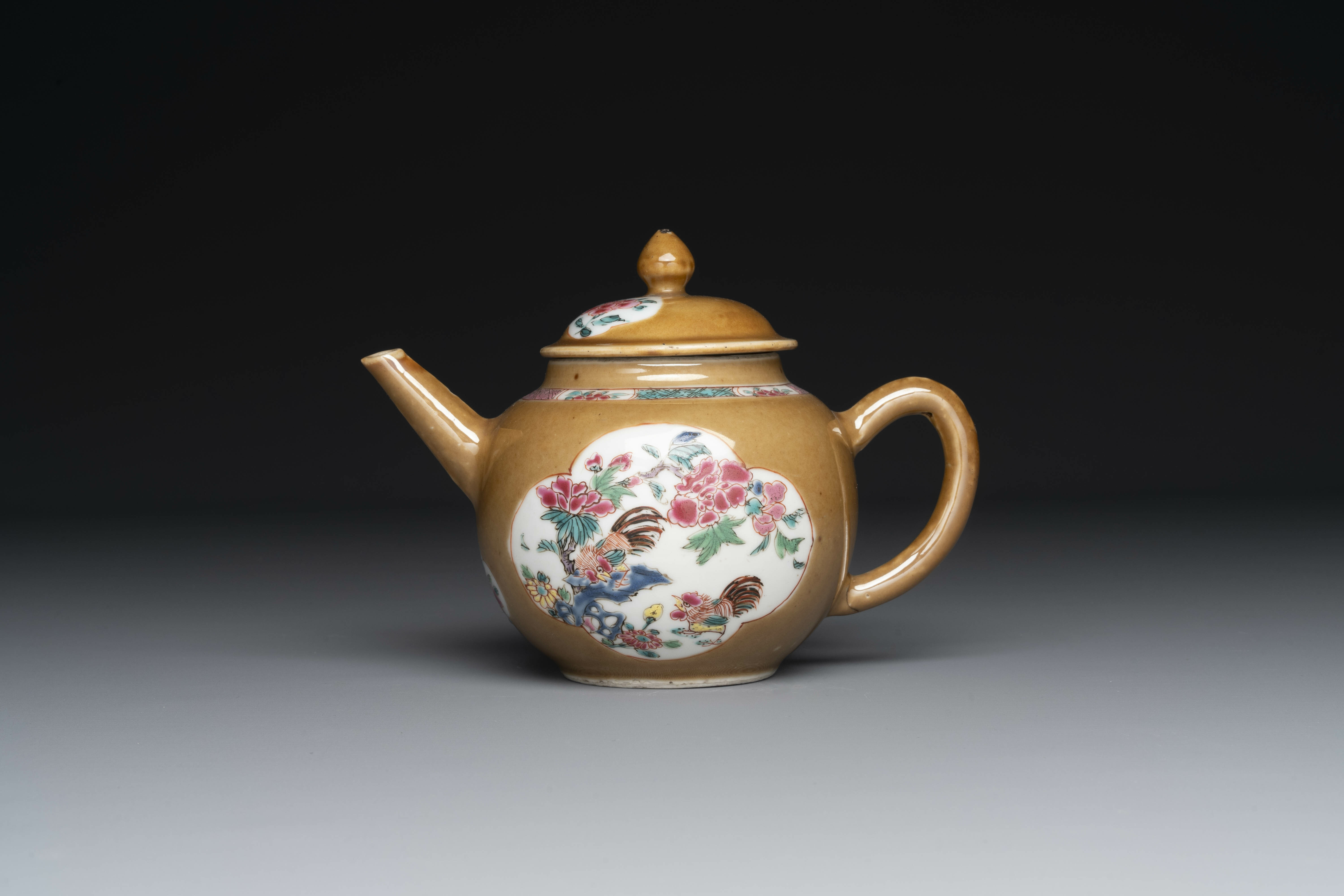 A varied collection of Chinese famille rose and verte porcelain, 18/19th C. - Image 13 of 19