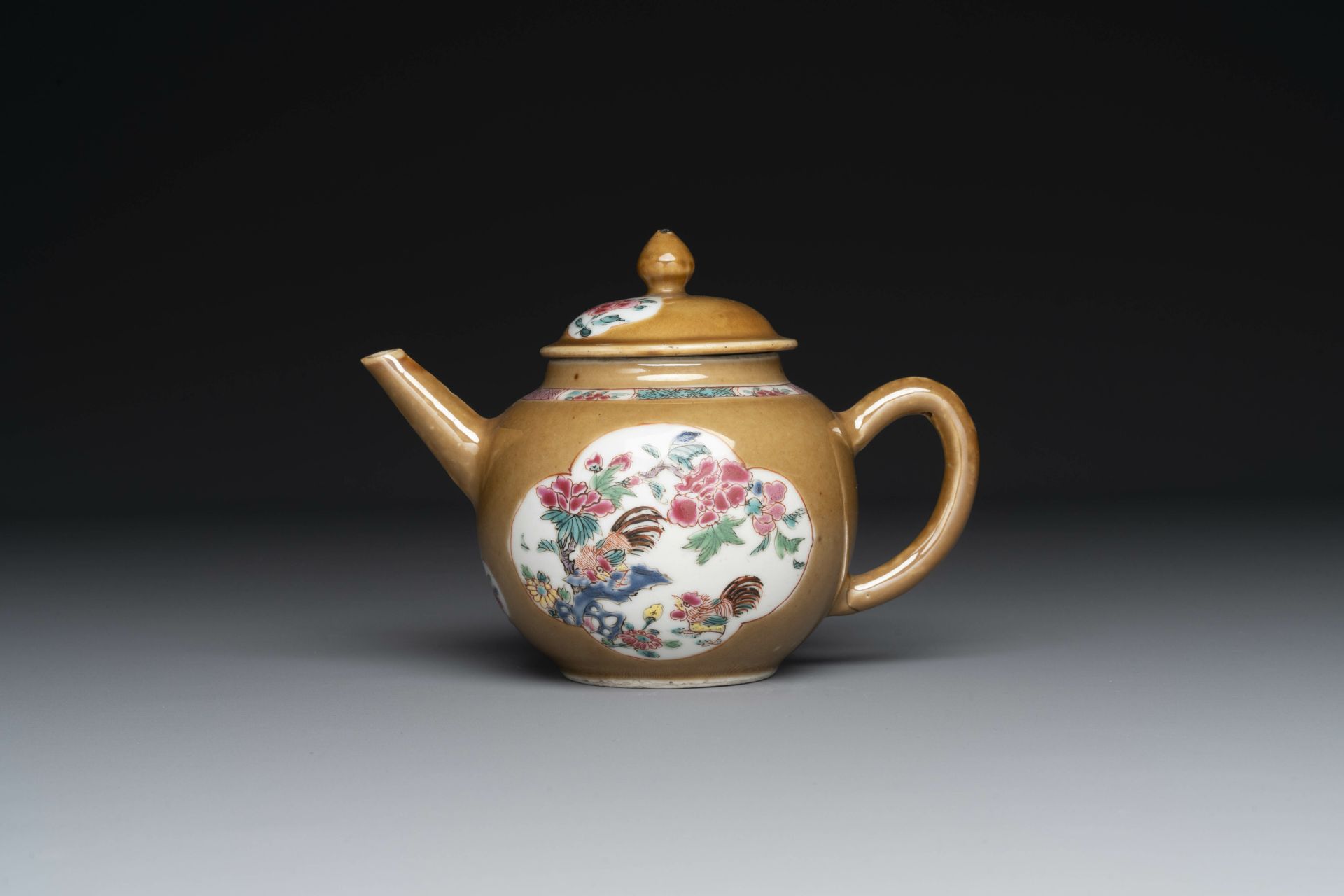 A varied collection of Chinese famille rose and verte porcelain, 18/19th C. - Bild 13 aus 19