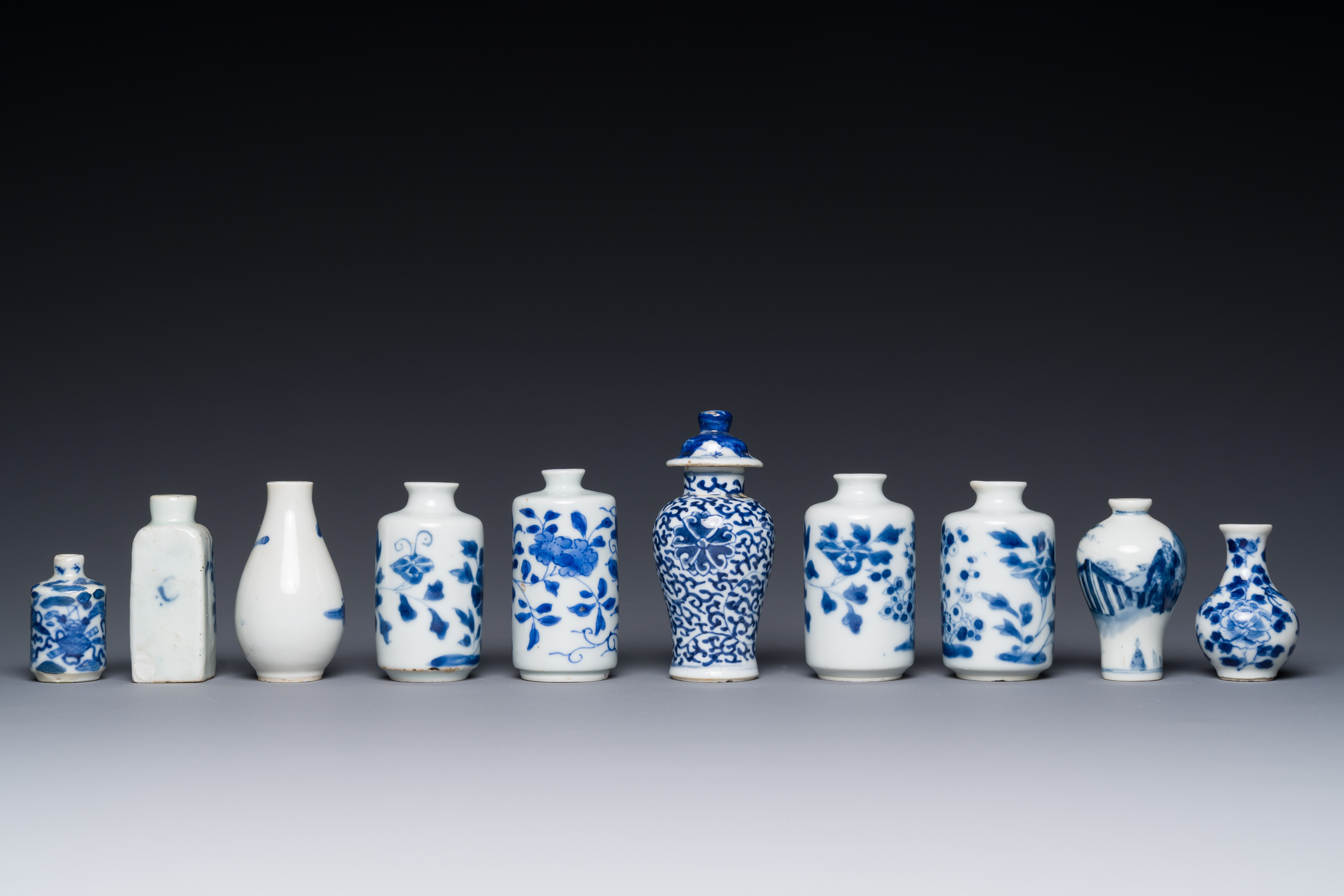 Ten Chinese blue and white vases and snuff bottles, 19th C. - Image 3 of 4