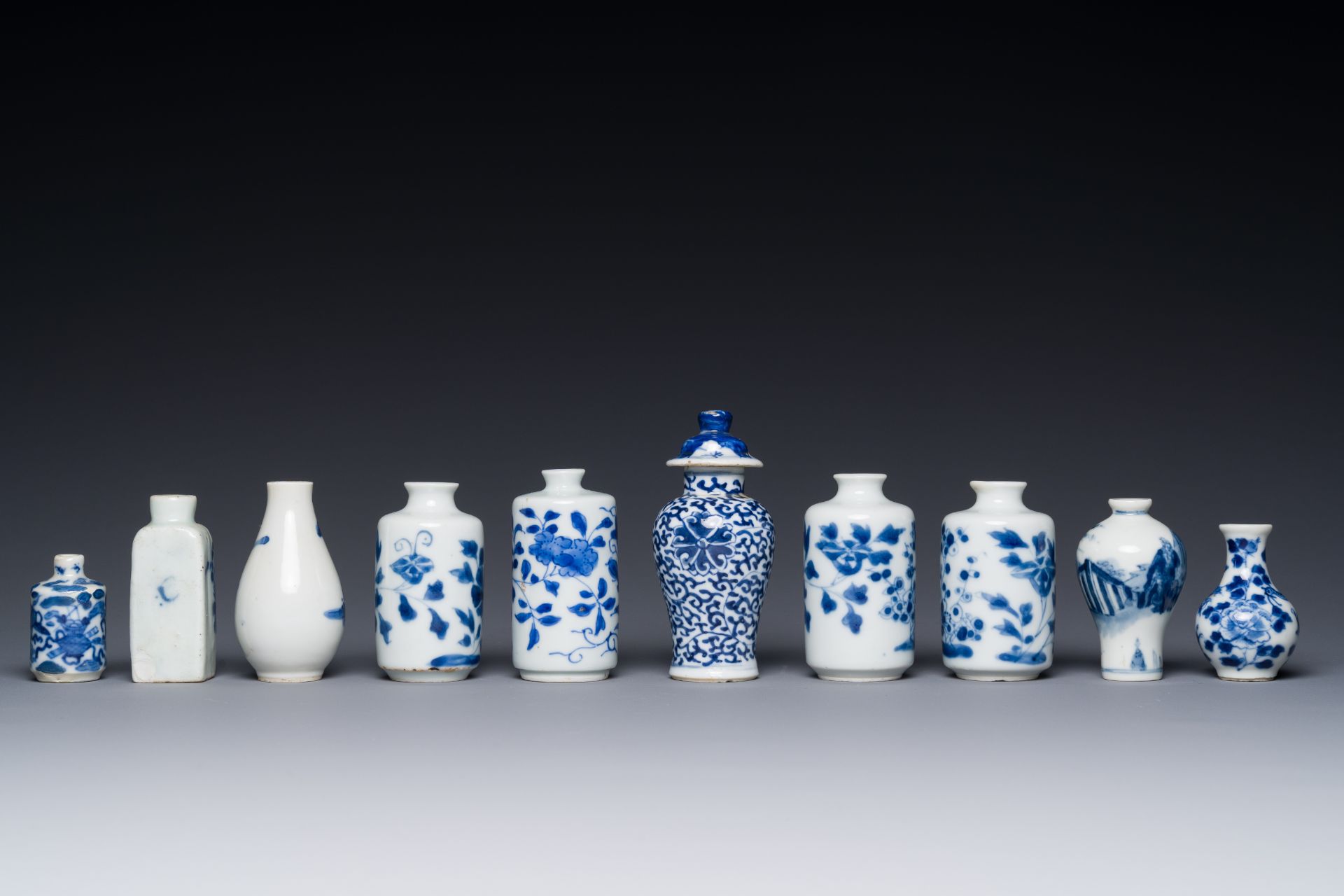Ten Chinese blue and white vases and snuff bottles, 19th C. - Bild 3 aus 4