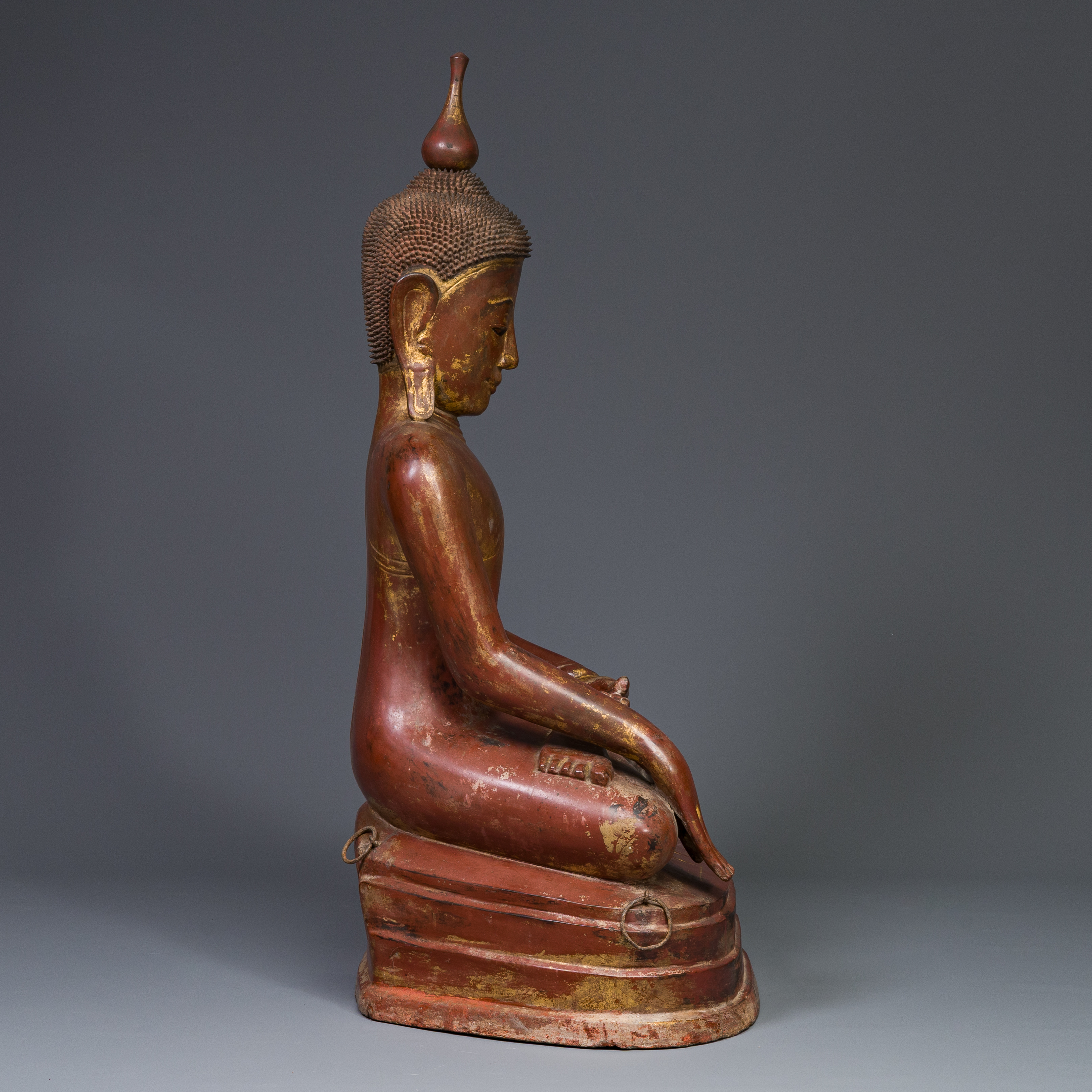 A large Burmese gilded lacquer Buddha in bhumisparsha mudra, 19/20th C. - Image 6 of 18