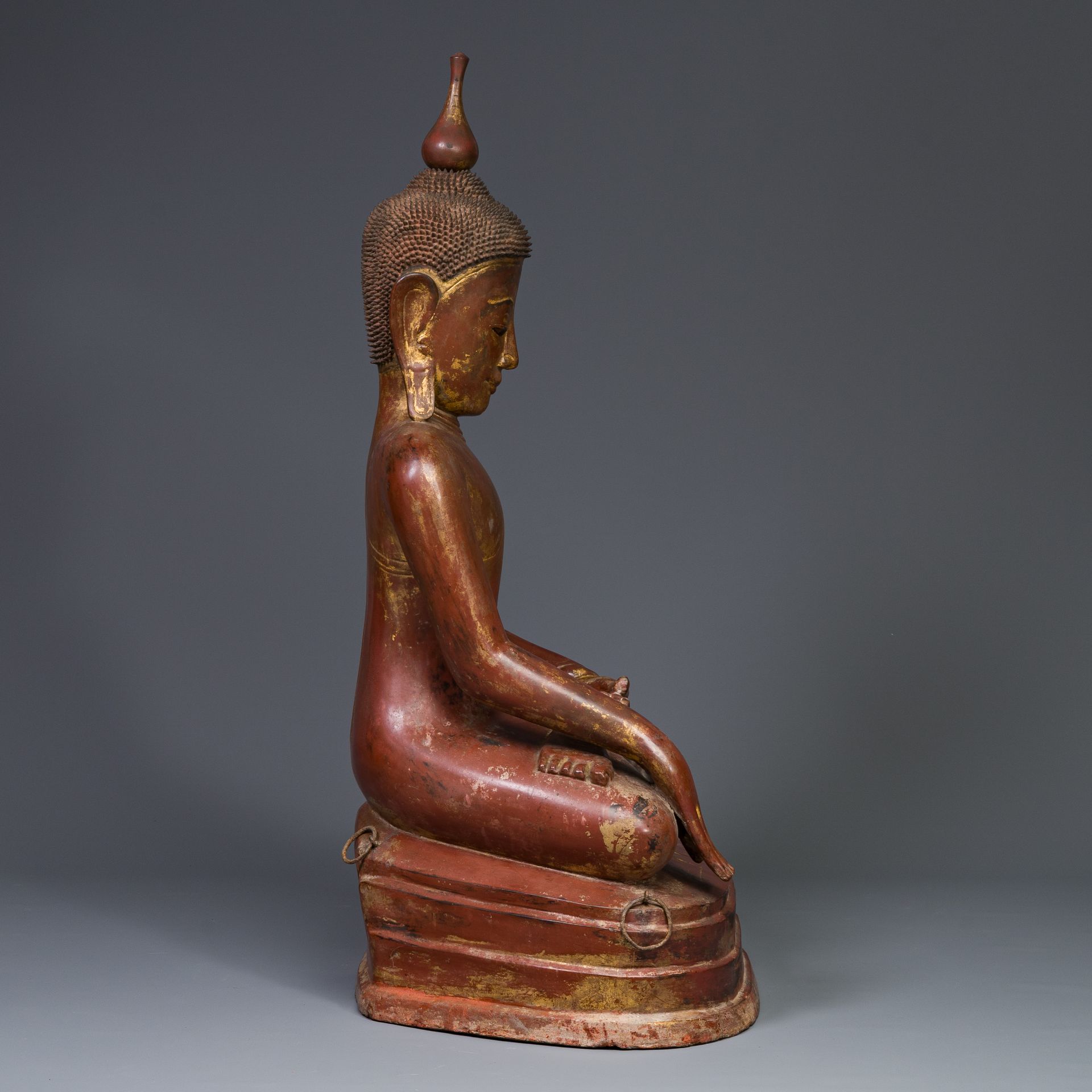 A large Burmese gilded lacquer Buddha in bhumisparsha mudra, 19/20th C. - Bild 6 aus 18