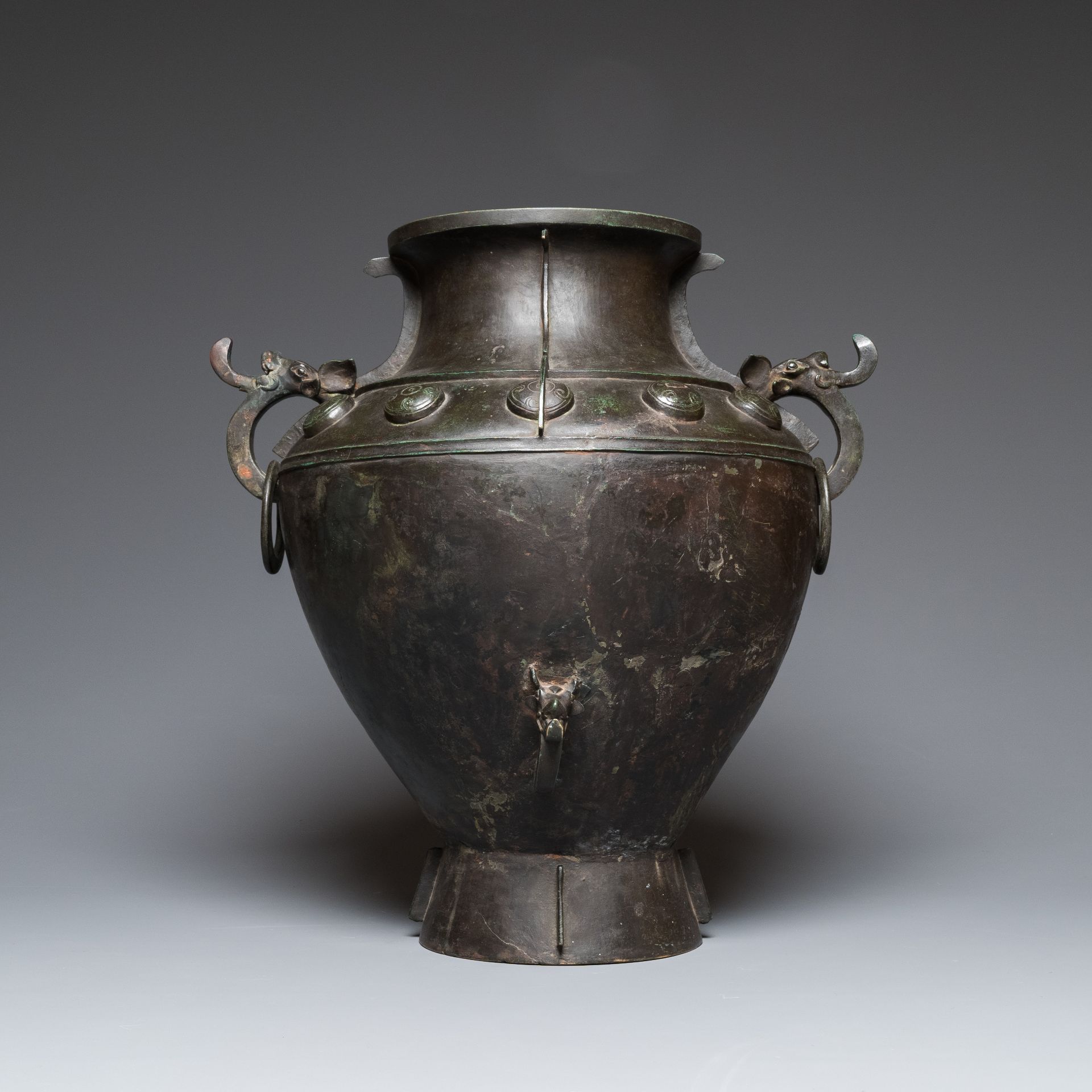 A rare massive Chinese archaistic bronze 'lei' wine vessel with inscription, Song - Bild 12 aus 30