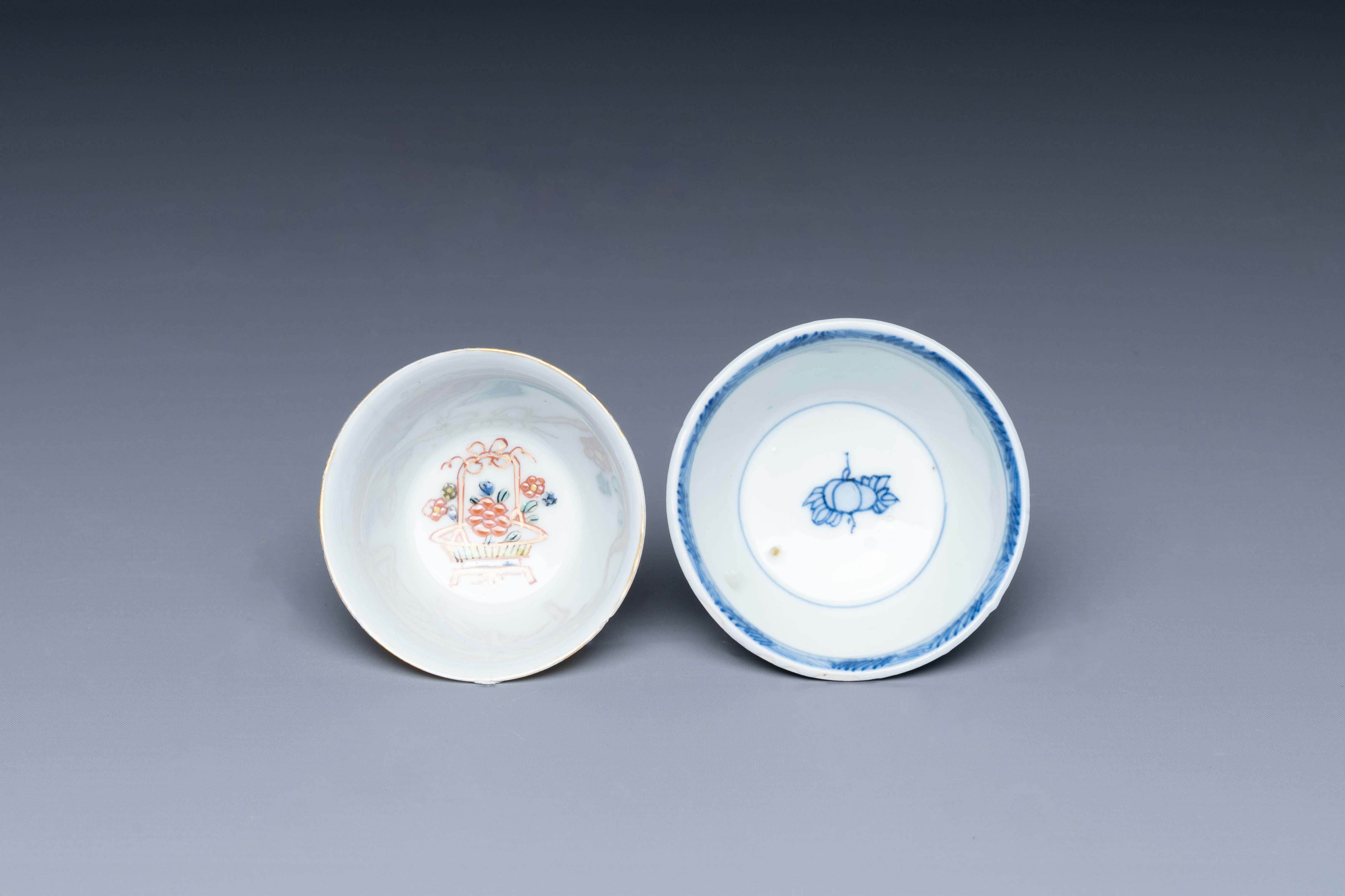 A varied collection of 18 pieces Chinese blue and white and famille rose porcelain, Kangxi/Yongzheng - Image 10 of 11