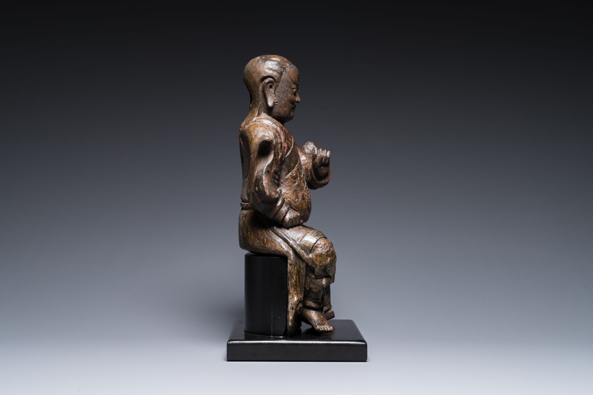 A Chinese lacquered and polychromed wood sculpture of a Buddhist guardian, Ming - Bild 3 aus 8