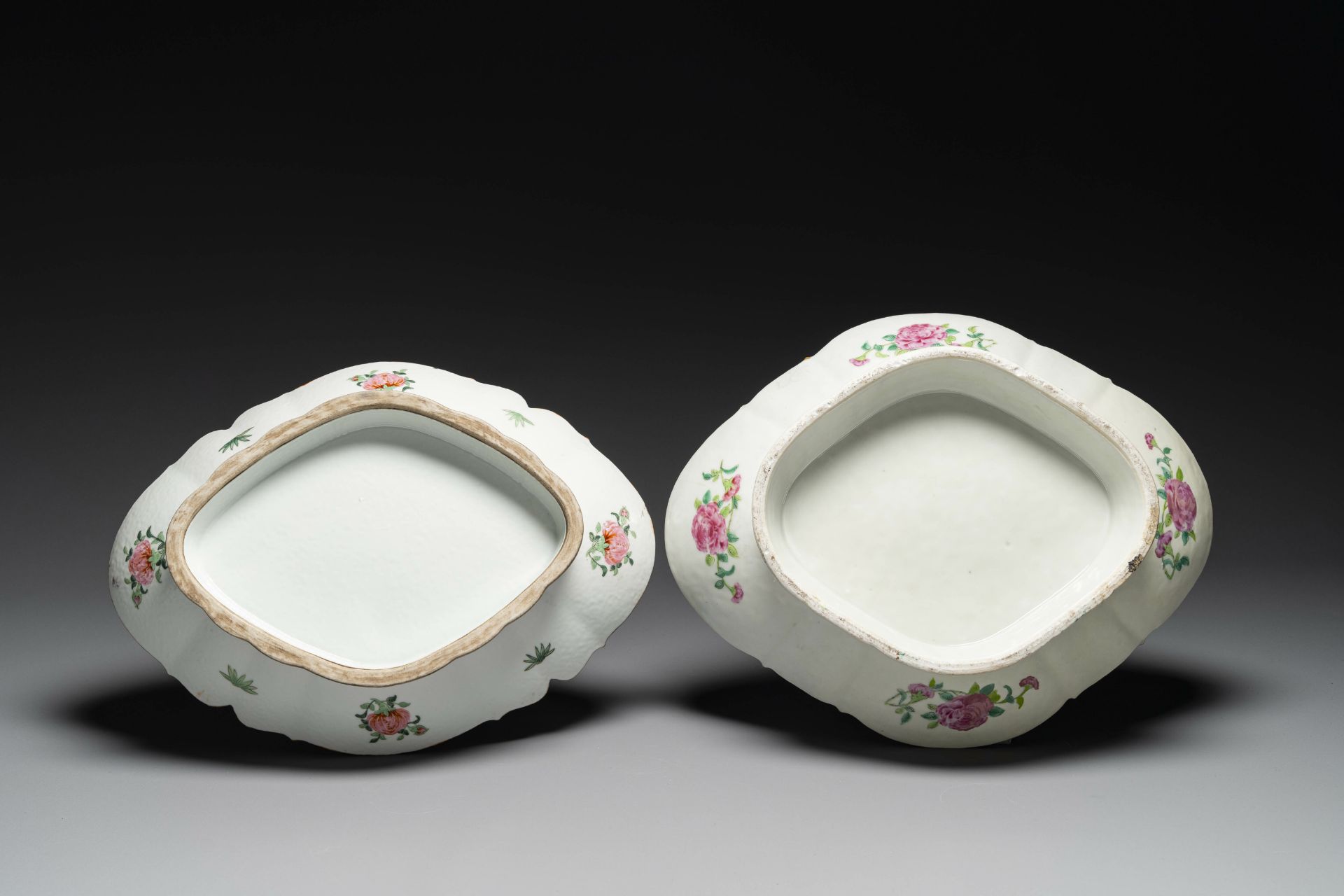 Two oval Chinese Canton famille rose tazzas, 19th C. - Bild 2 aus 3