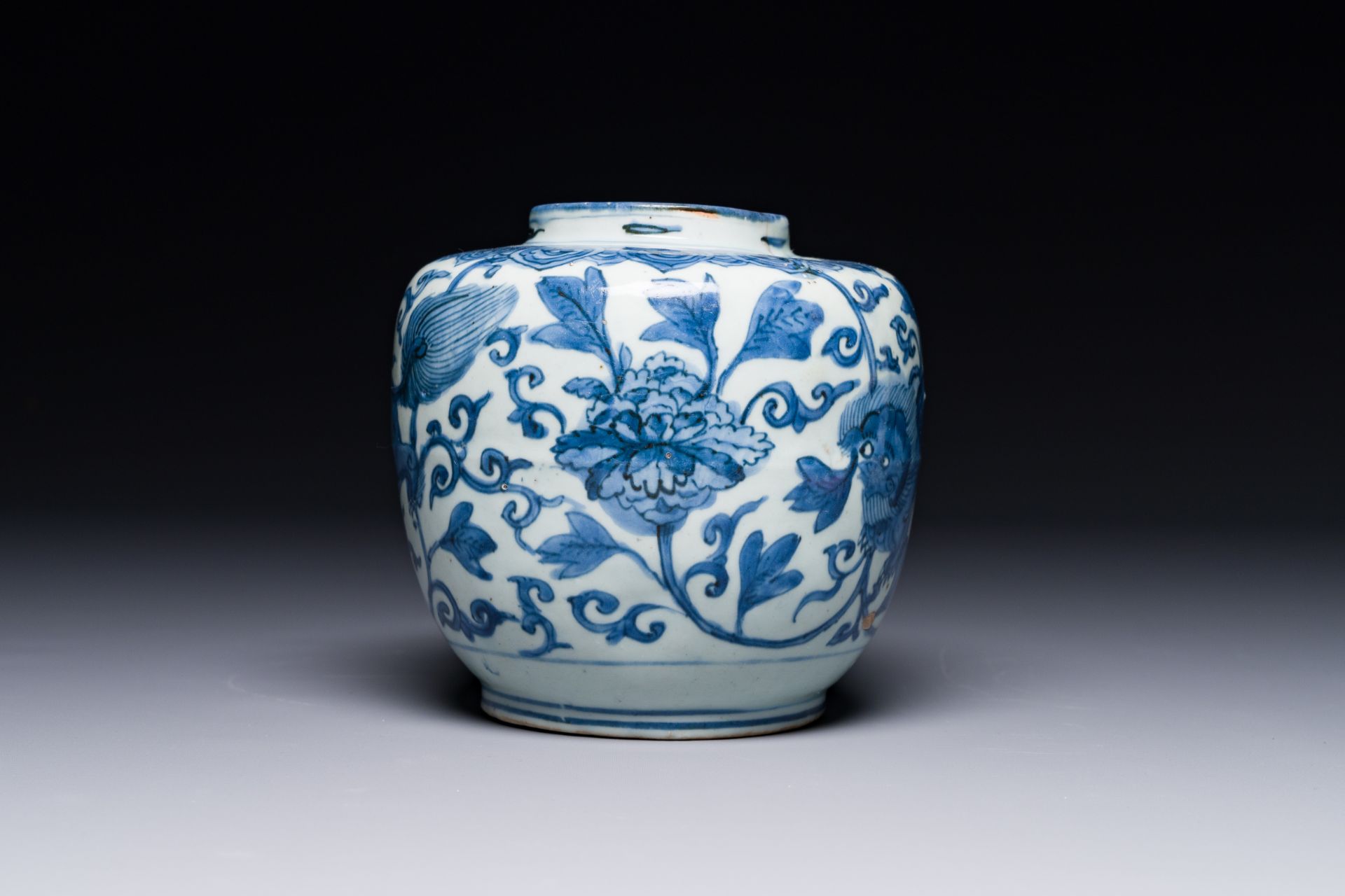 A Chinese blue and white 'Buddhist lion and lotus scroll' jar, Wanli - Bild 2 aus 6