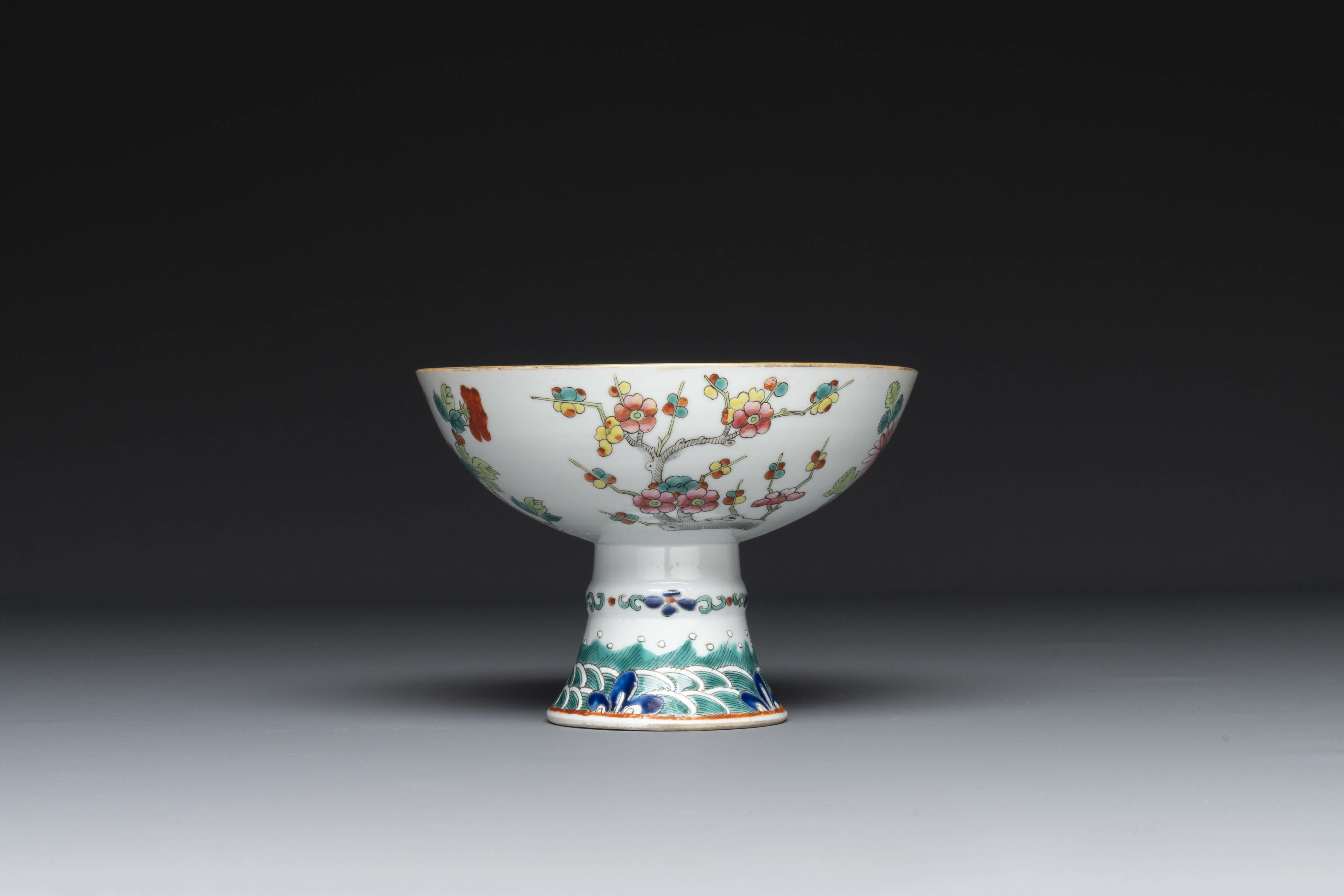 A varied collection of eight pieces of Chinese famille rose porcelain, 18/19th C. - Image 6 of 21