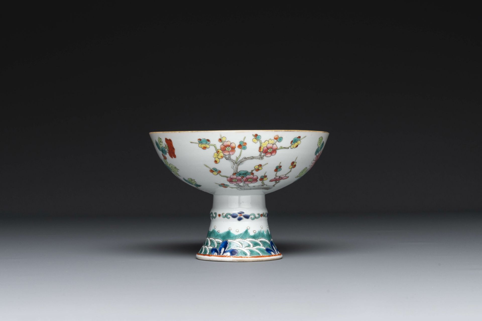 A varied collection of eight pieces of Chinese famille rose porcelain, 18/19th C. - Bild 6 aus 21