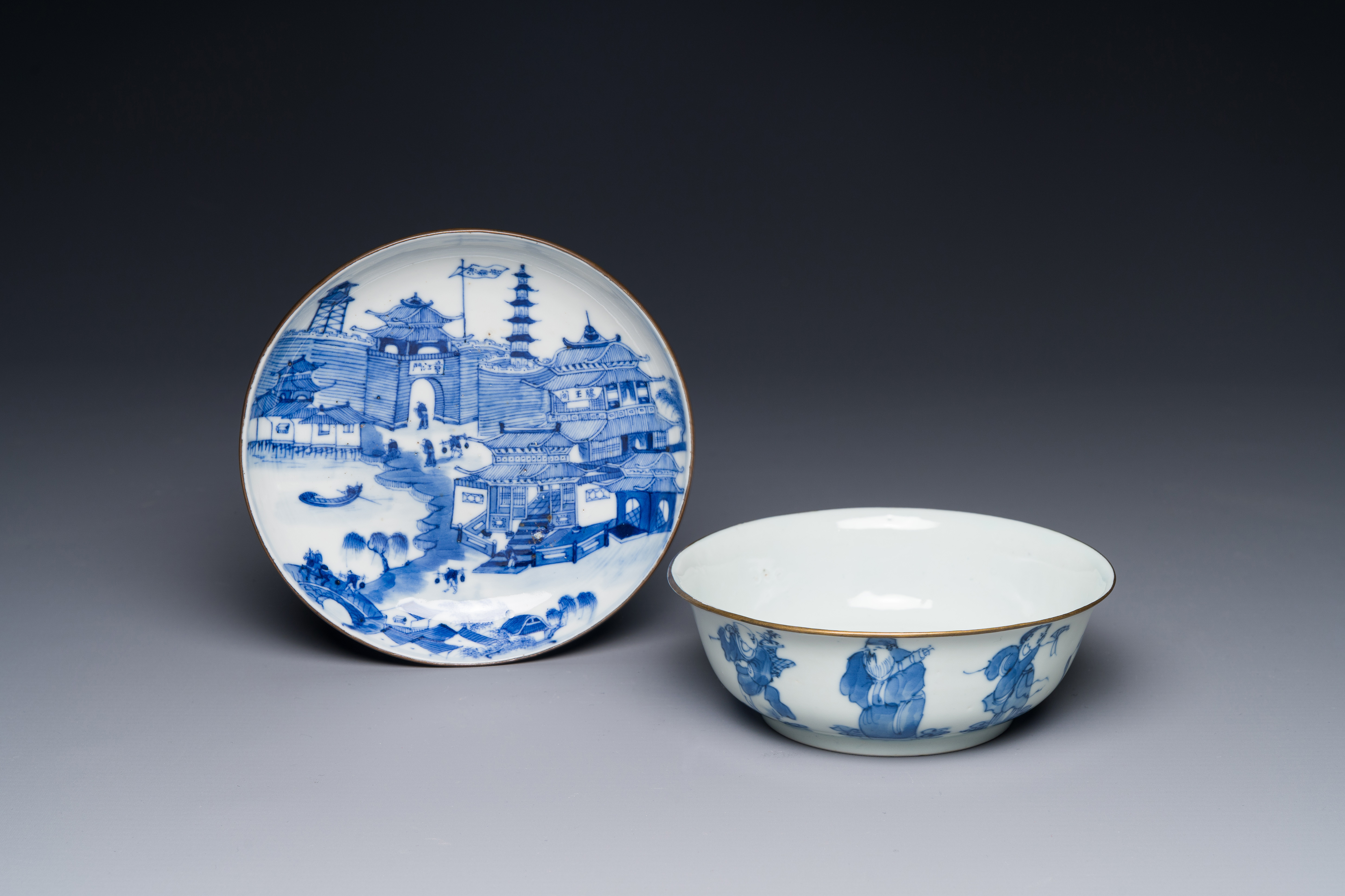 A Chinese blue and white 'Bleu de Hue' tazza and a bowl for the Vietnamese market, Shun Li Kun Ji é - Image 2 of 5