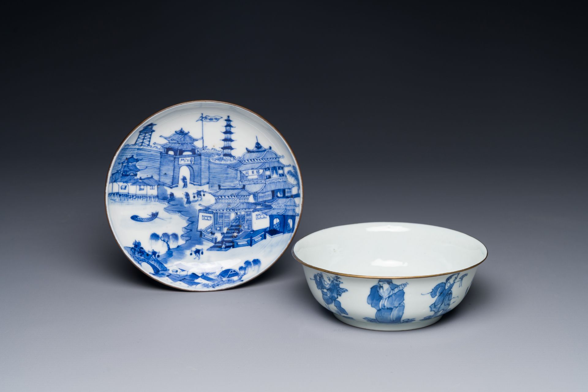 A Chinese blue and white 'Bleu de Hue' tazza and a bowl for the Vietnamese market, Shun Li Kun Ji é - Bild 2 aus 5