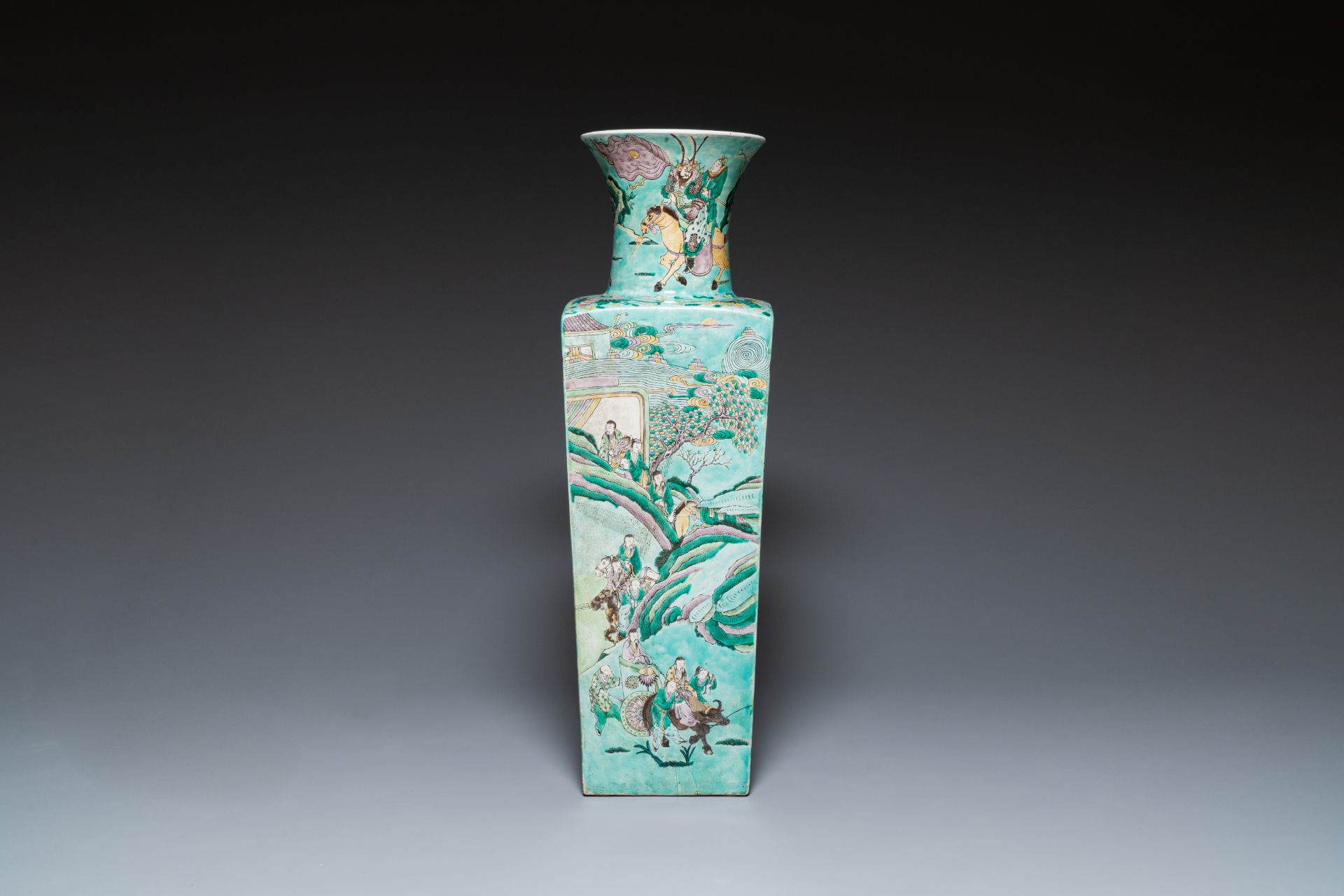 A large Chinese square verte biscuit 'Romance of the Three Kingdoms' vase, 19th C. - Bild 2 aus 7