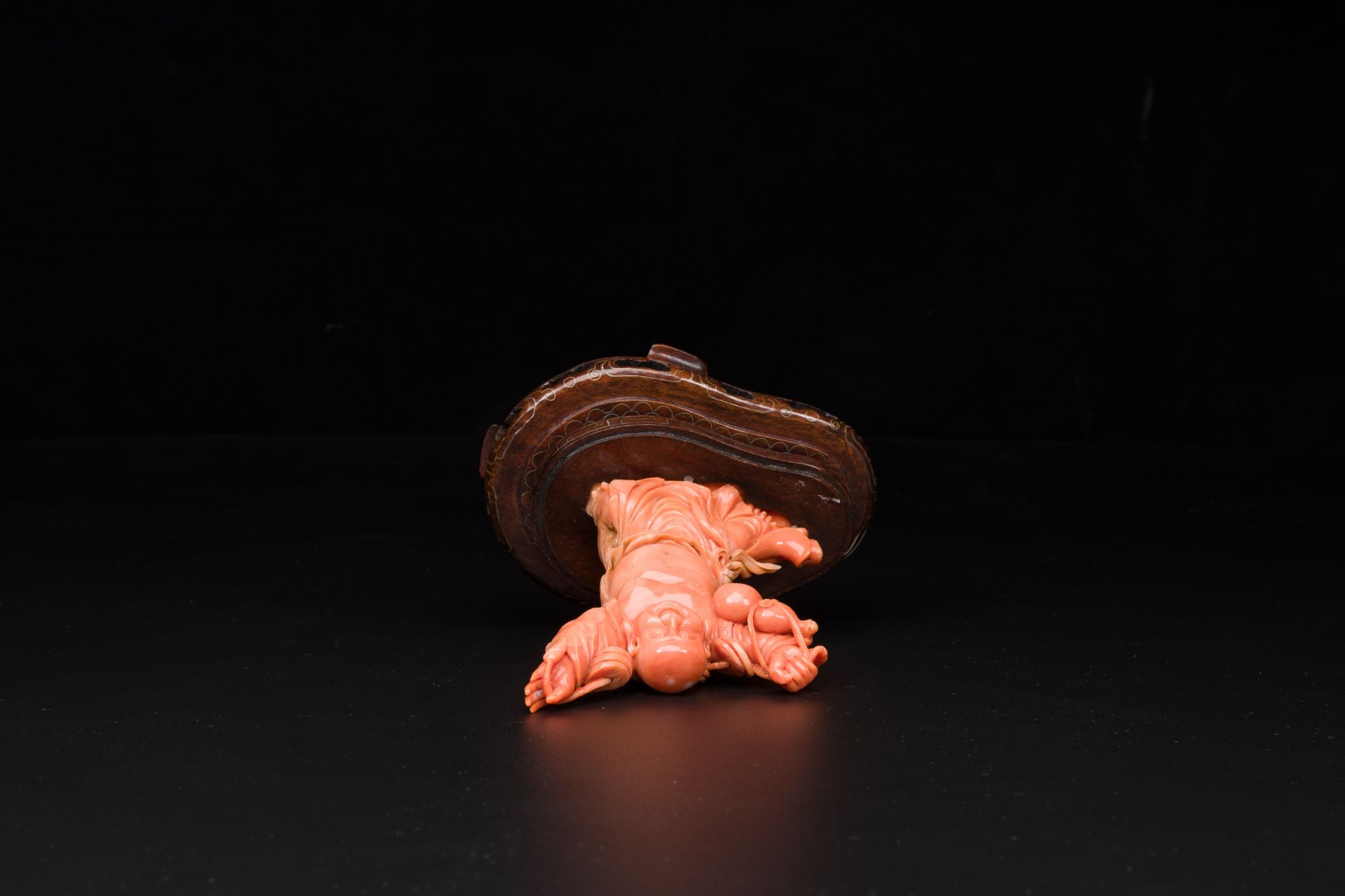 A Chinese red coral figure of a laughing Buddha on wooden stand, 19/20th C. - Image 5 of 5