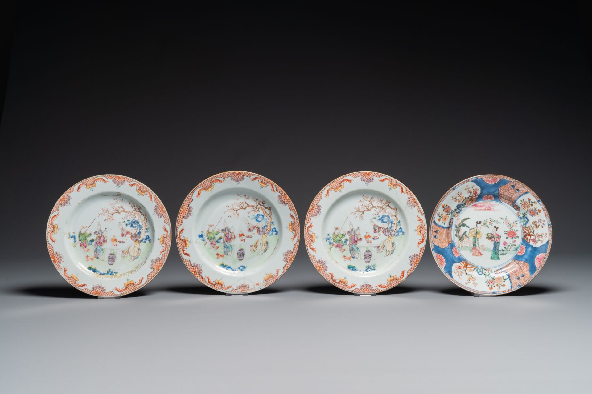 A pair of Chinese famille rose bowls and four plates, Yongzheng/Qianlong - Bild 2 aus 6