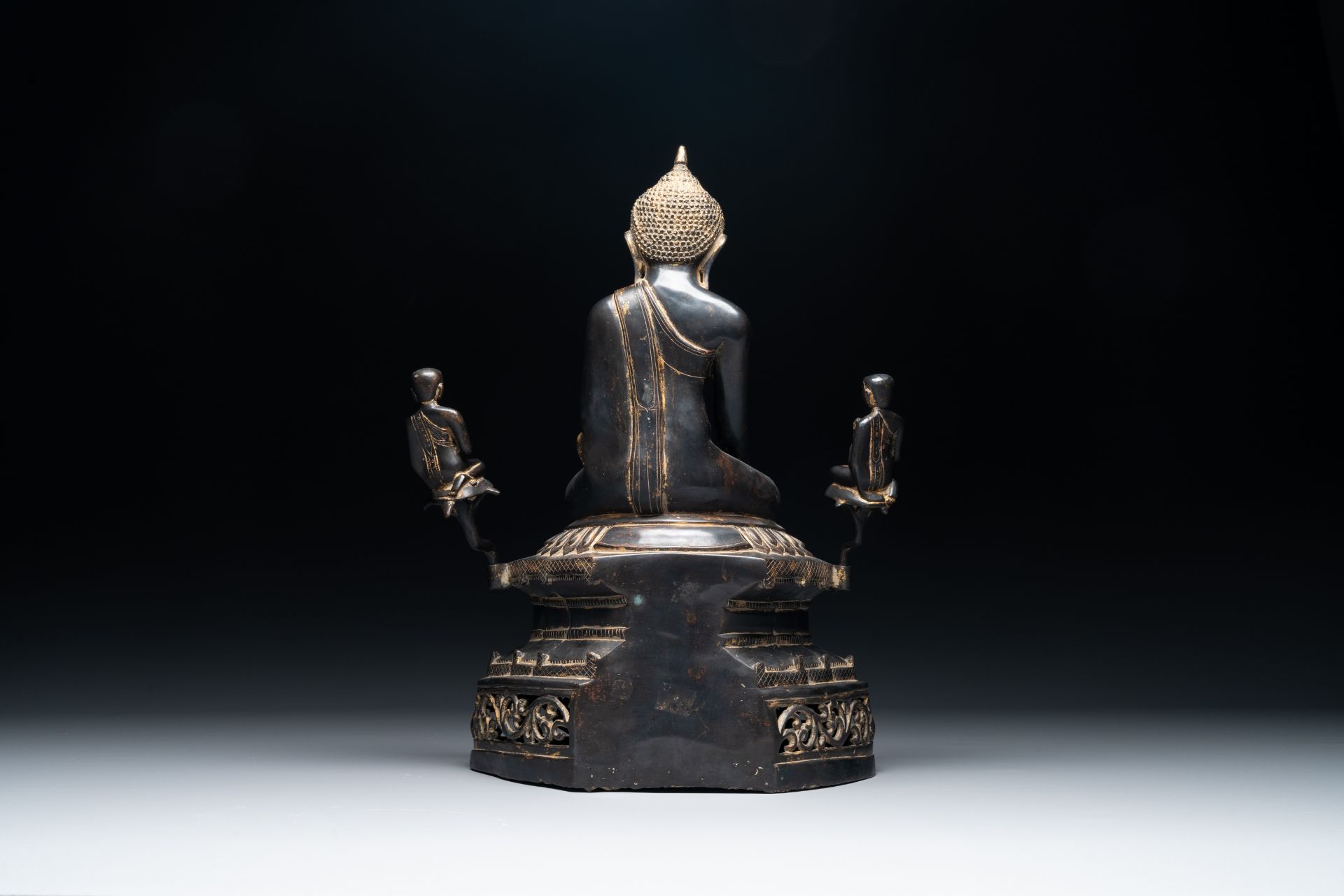 A Burmese bronze Shan Buddha with traces of gilt, 16/17th C. - Image 6 of 12