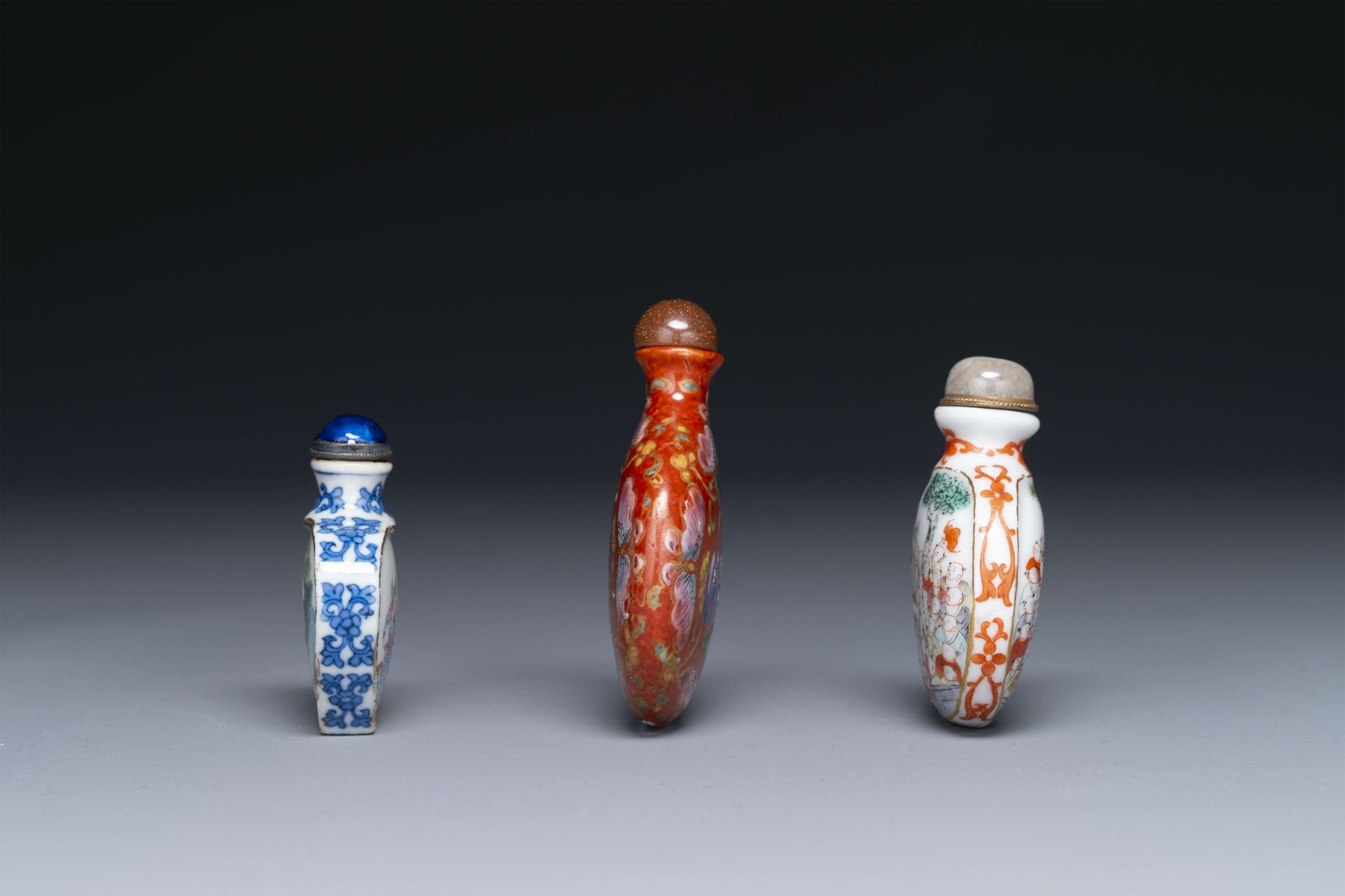 Three Chinese famille rose snuff bottles, Qianlong mark, 19th C. - Bild 2 aus 6