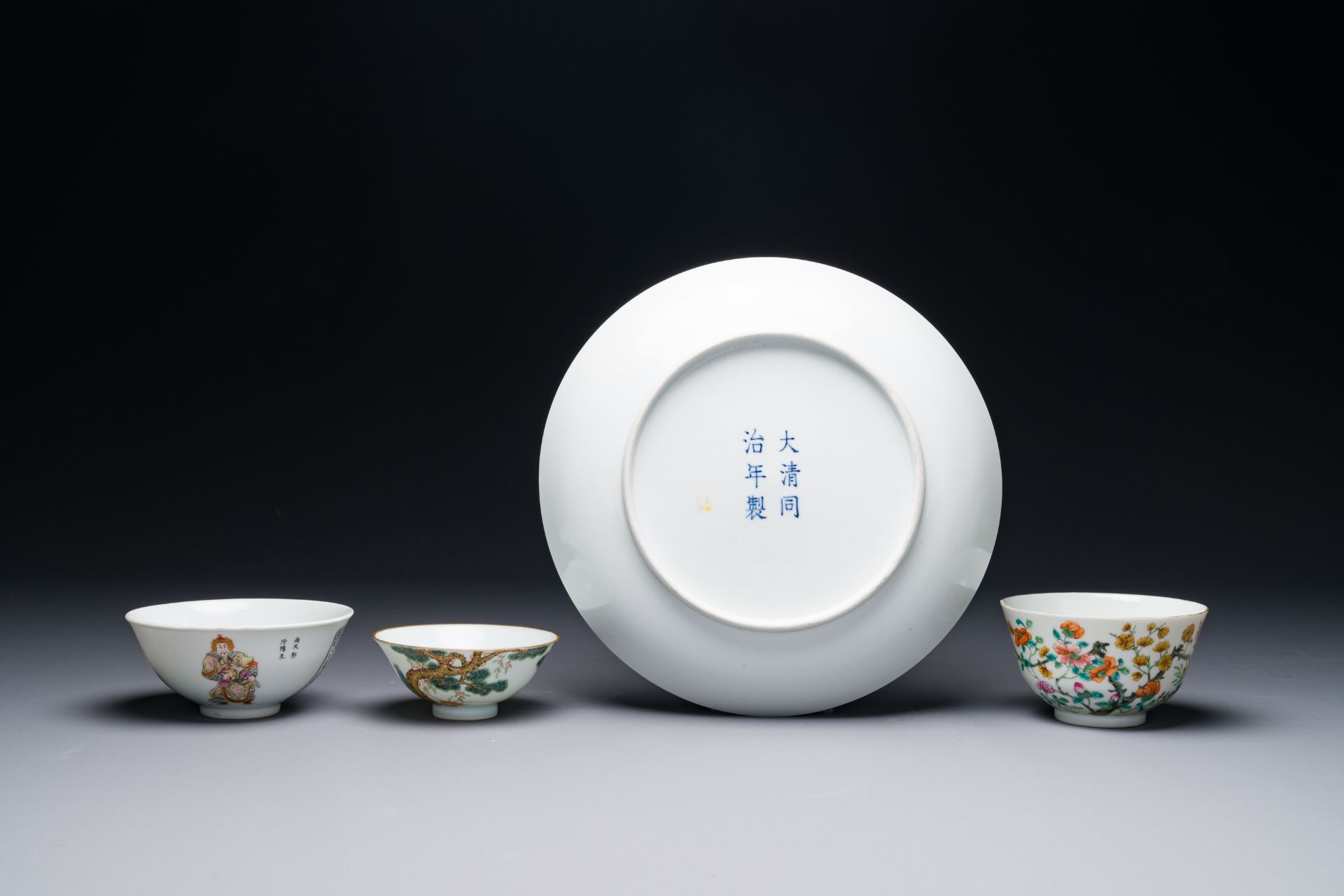 Two Chinese famille rose bowls, a 'Buddhist lion' plate and a 'Wu Shuang Pu' bowl, 19th C. - Bild 2 aus 6