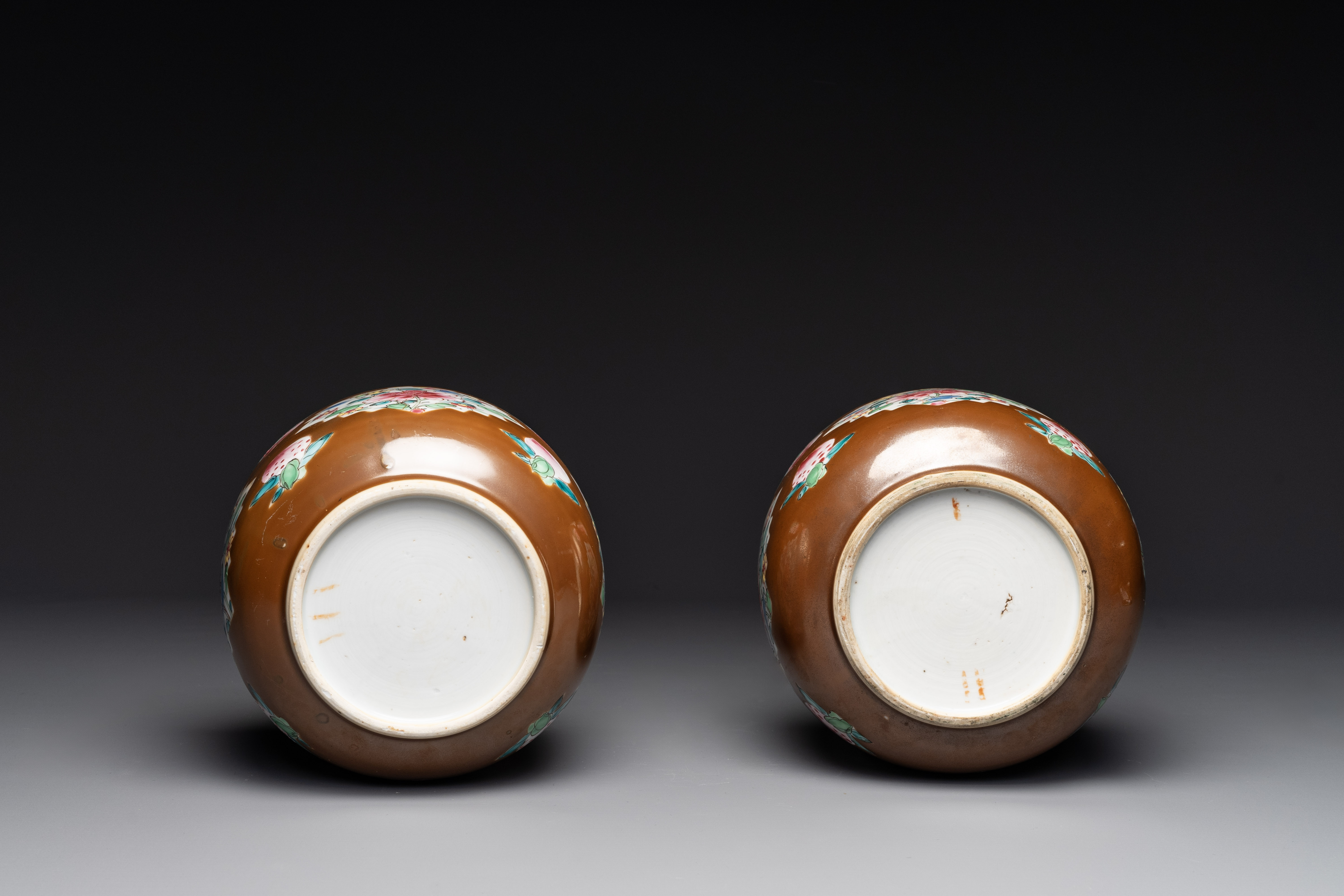 A pair of Chinese capucin-brown-ground famille rose covered bowls with floral design, Yongzheng/Qian - Image 5 of 7