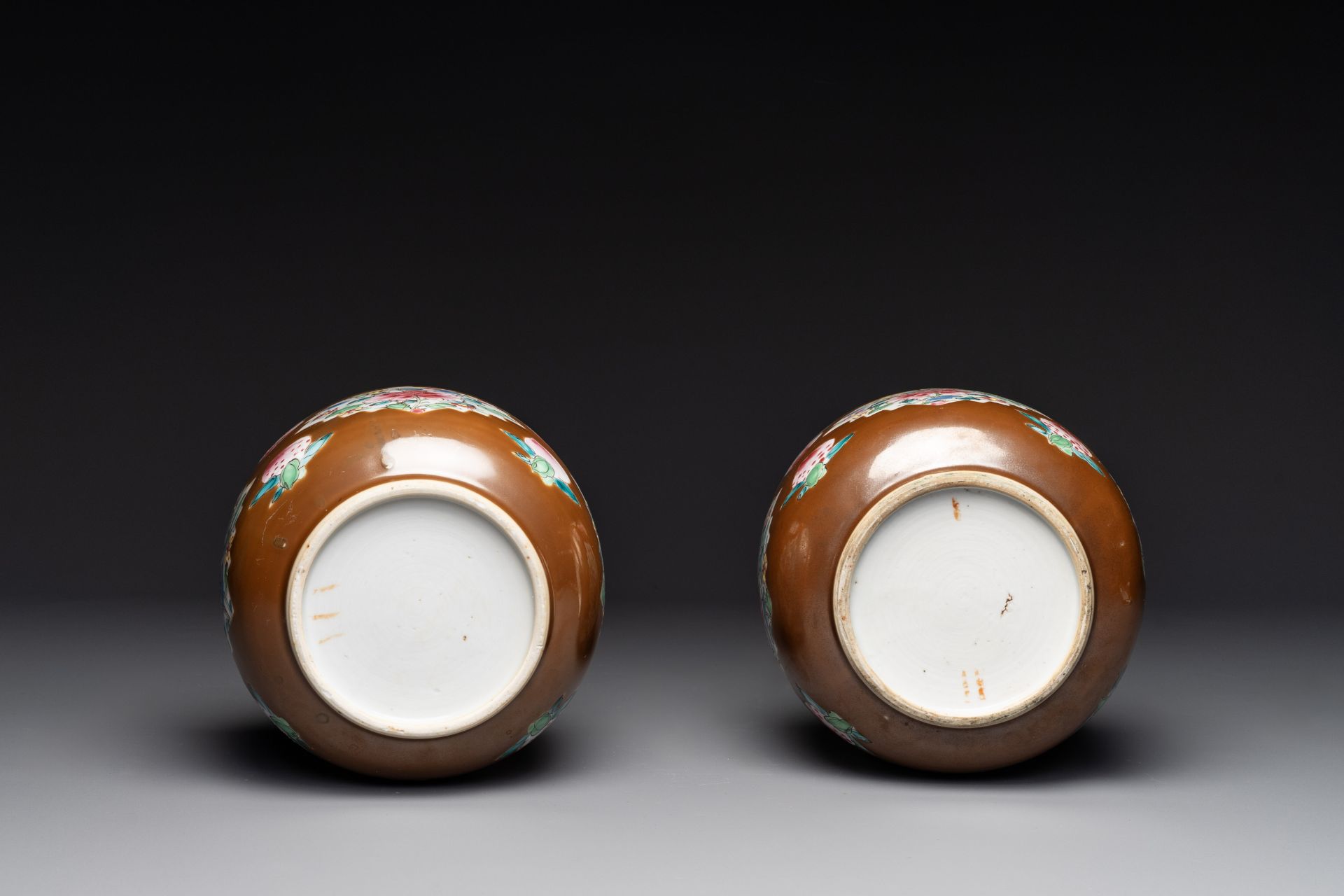 A pair of Chinese capucin-brown-ground famille rose covered bowls with floral design, Yongzheng/Qian - Bild 5 aus 7