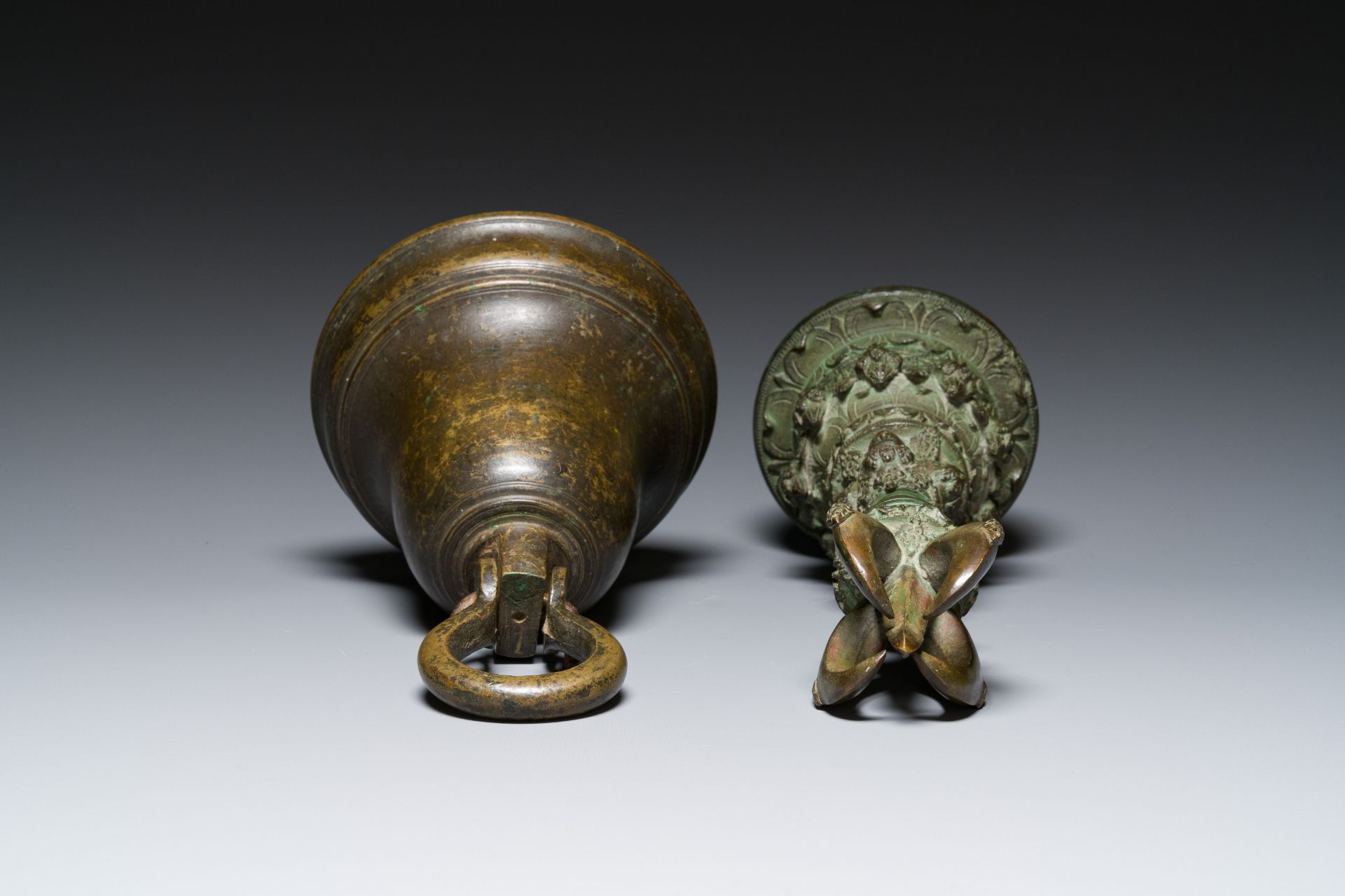 A bronze bell and a ceremonial hand bell, South Asia and Southeast Asia, 19th C. or earlier - Bild 18 aus 21