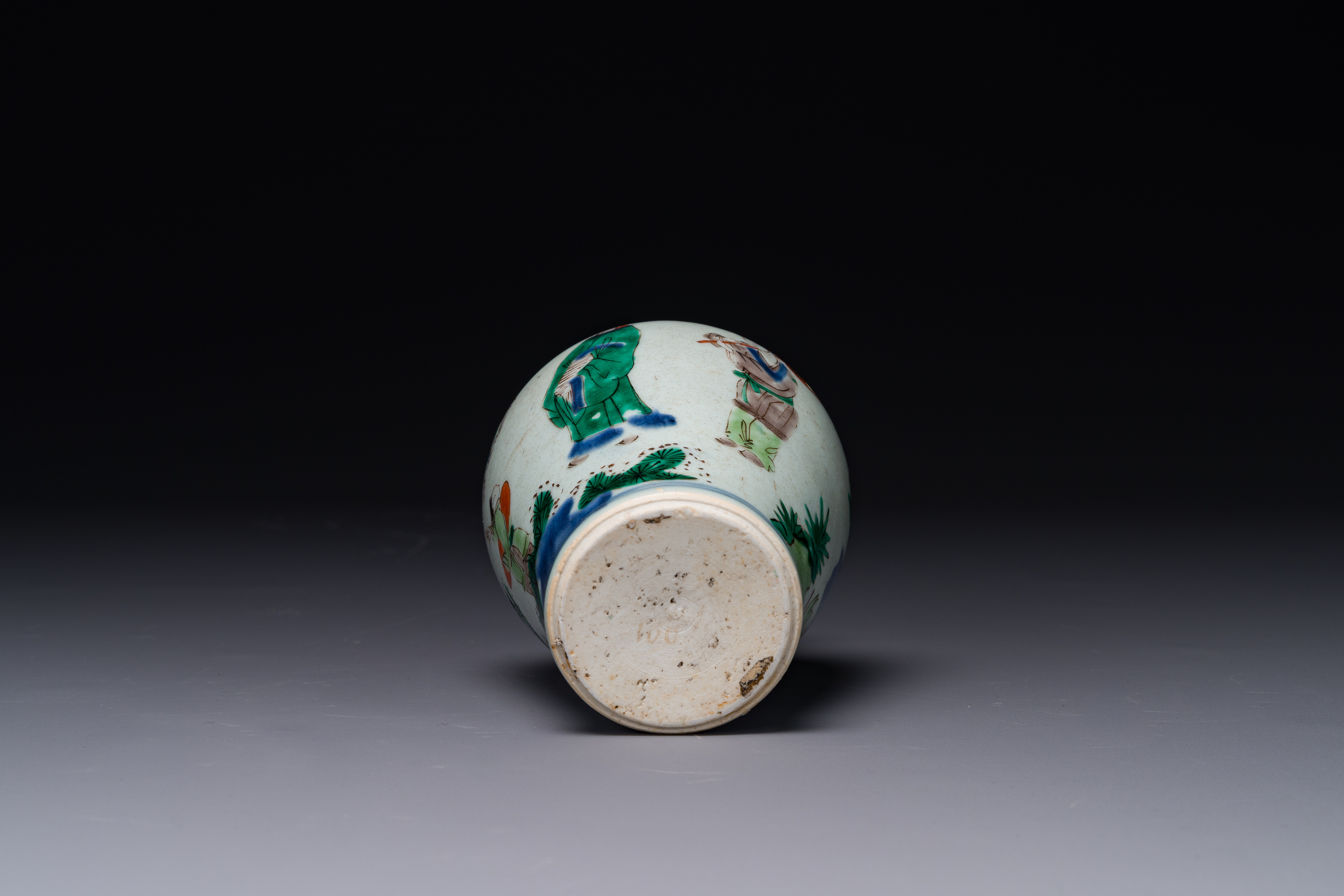 A small Chinese wucai jar with figures in a landscape, Transition period - Image 6 of 6