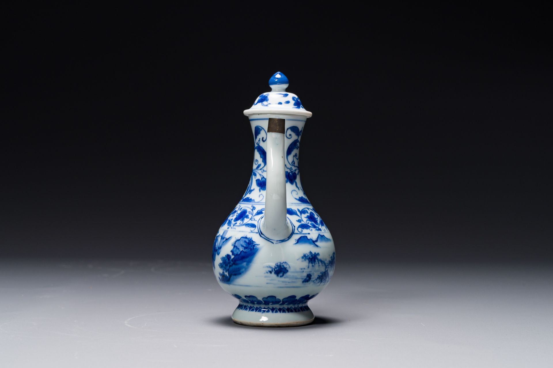 A Chinese blue and white 'fisherman and woodcutter' ewer and cover, Transitional period - Bild 4 aus 6