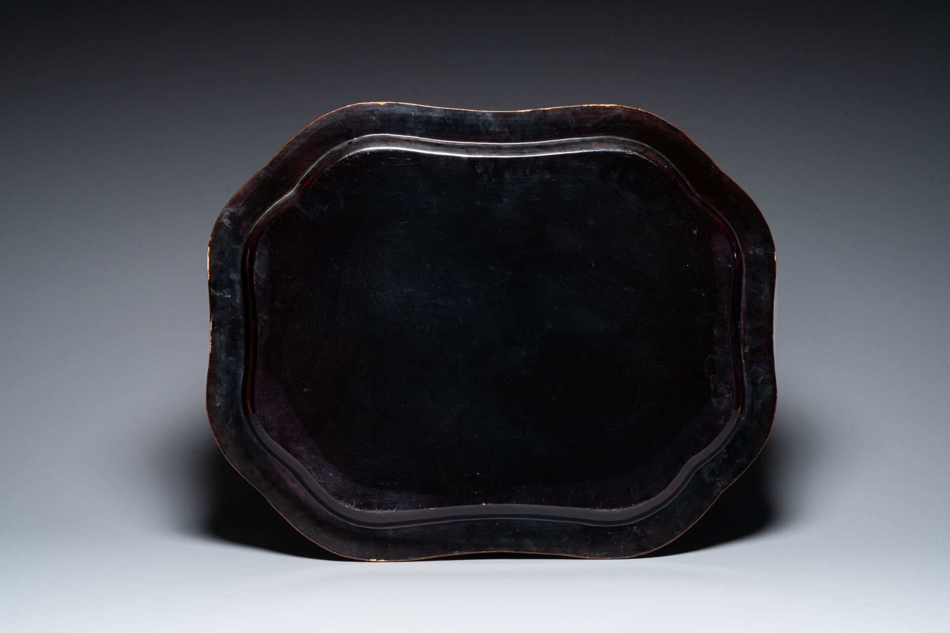 A large Chinese Canton gilt black lacquer tray, thee boxes and a fan, 19th C. - Bild 3 aus 17