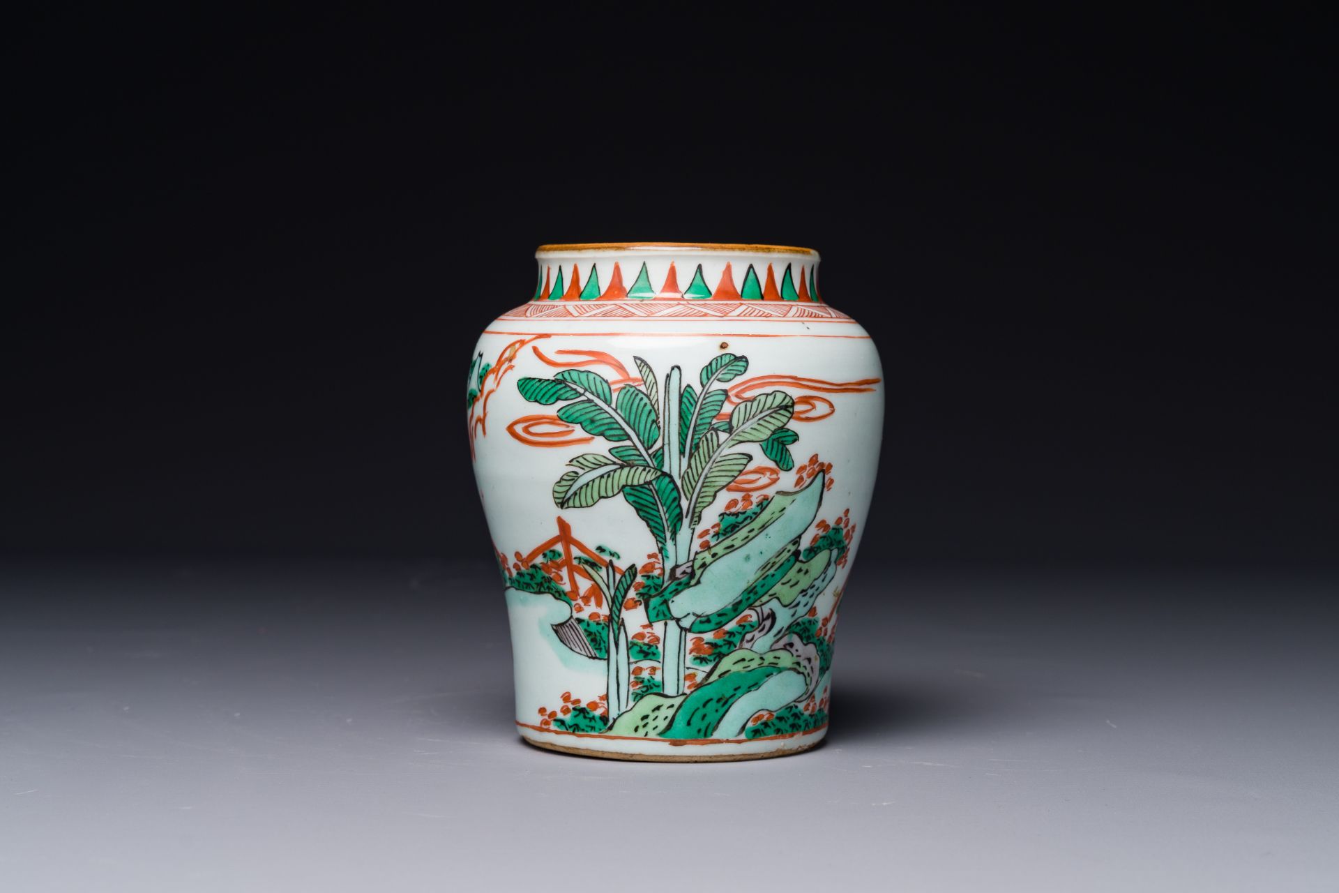 A small Chinese wucai jar with figures in a landscape, Transition period - Bild 4 aus 6