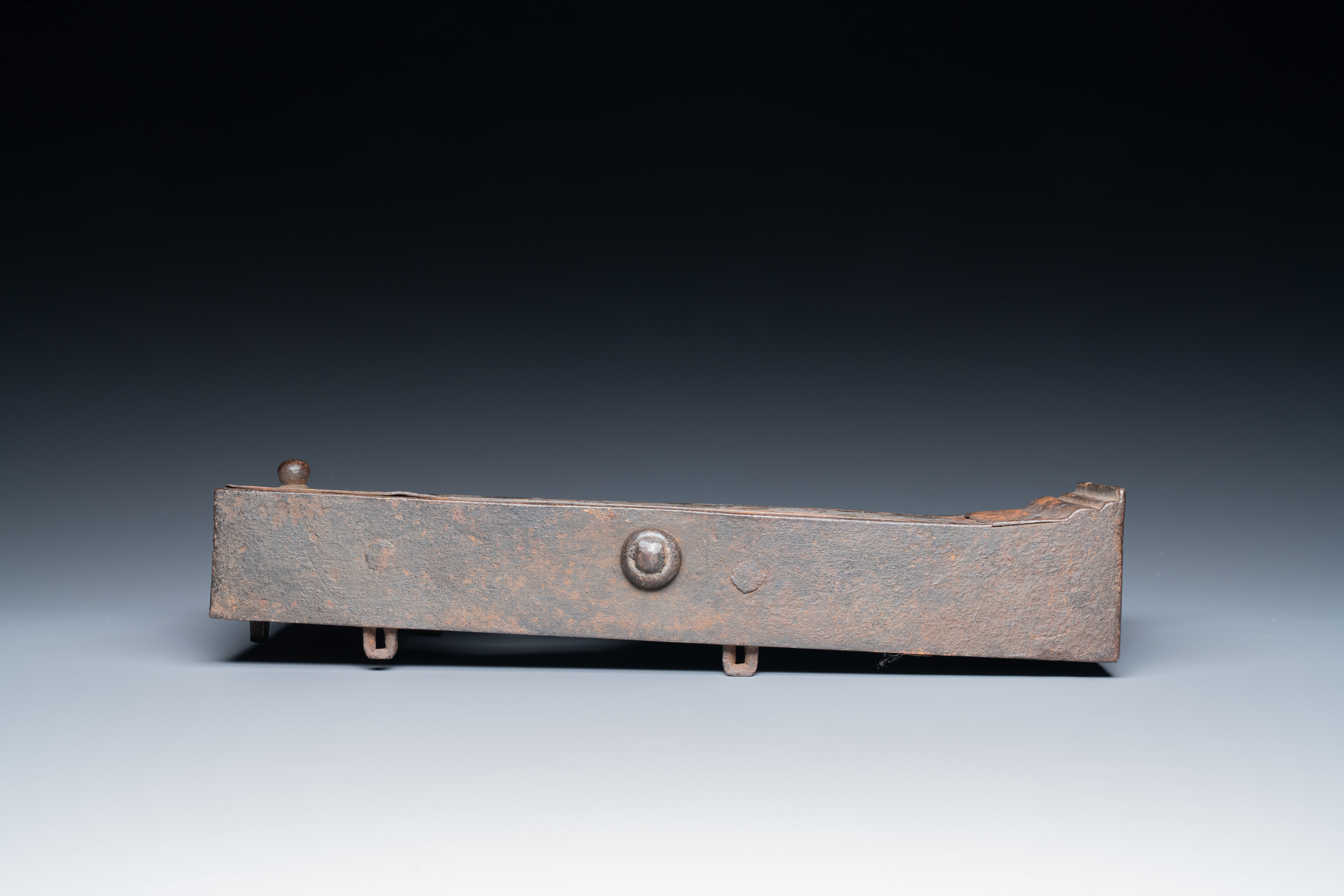 A French engraved wrought iron noble lock plate, 17th C. - Image 12 of 18