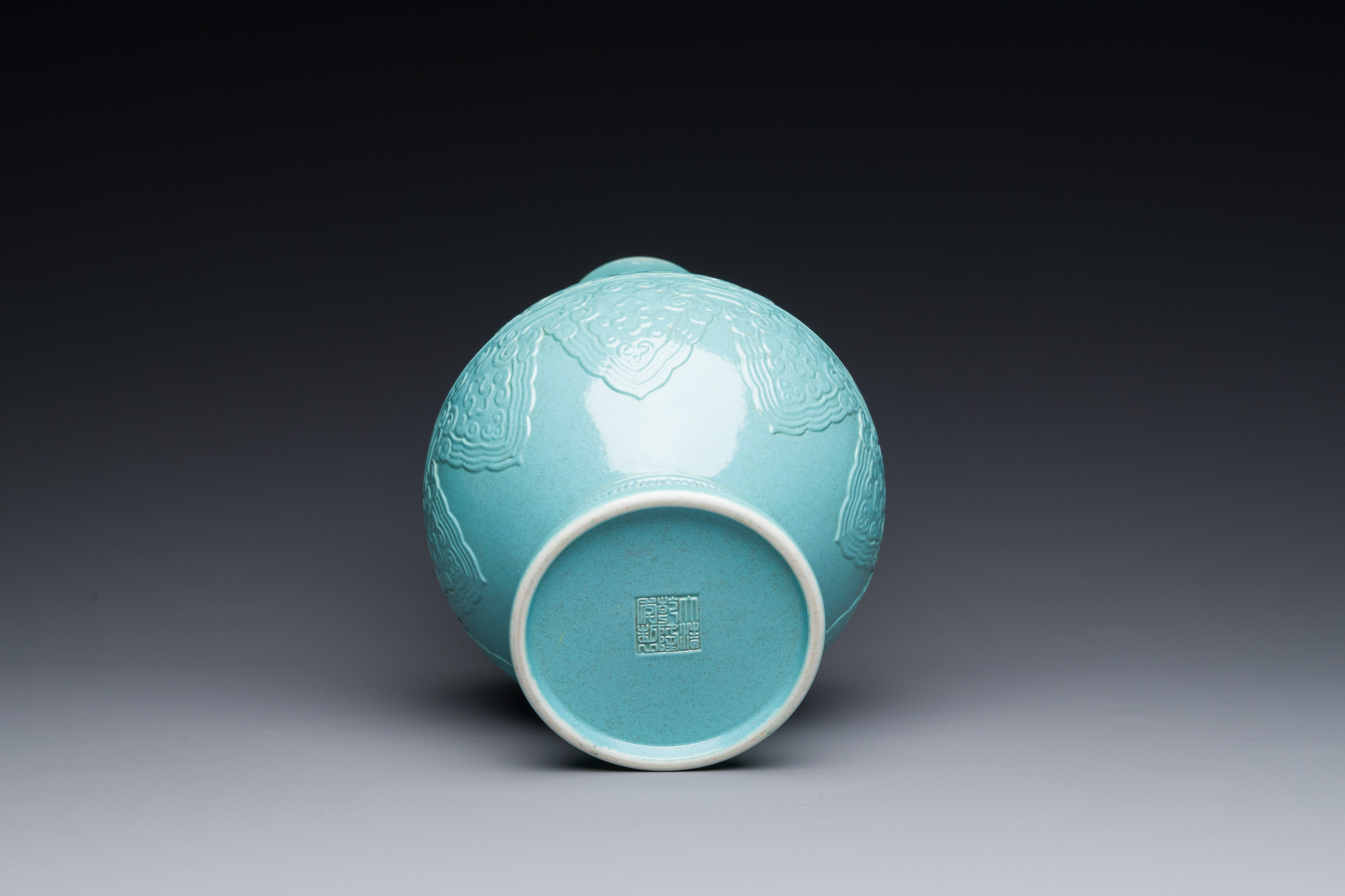 A Chinese monochrome turquoise-glazed vase with ruyi handles, Qianlong mark, 19/20th C. - Image 3 of 3