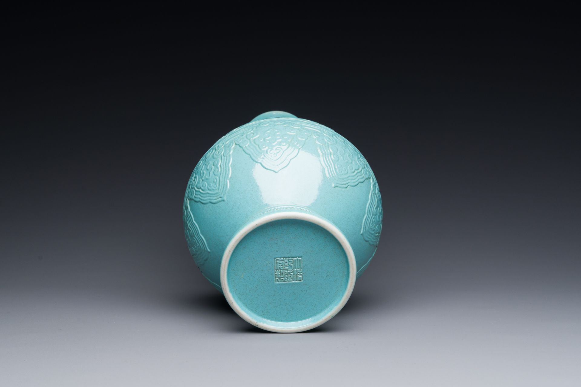 A Chinese monochrome turquoise-glazed vase with ruyi handles, Qianlong mark, 19/20th C. - Image 3 of 3