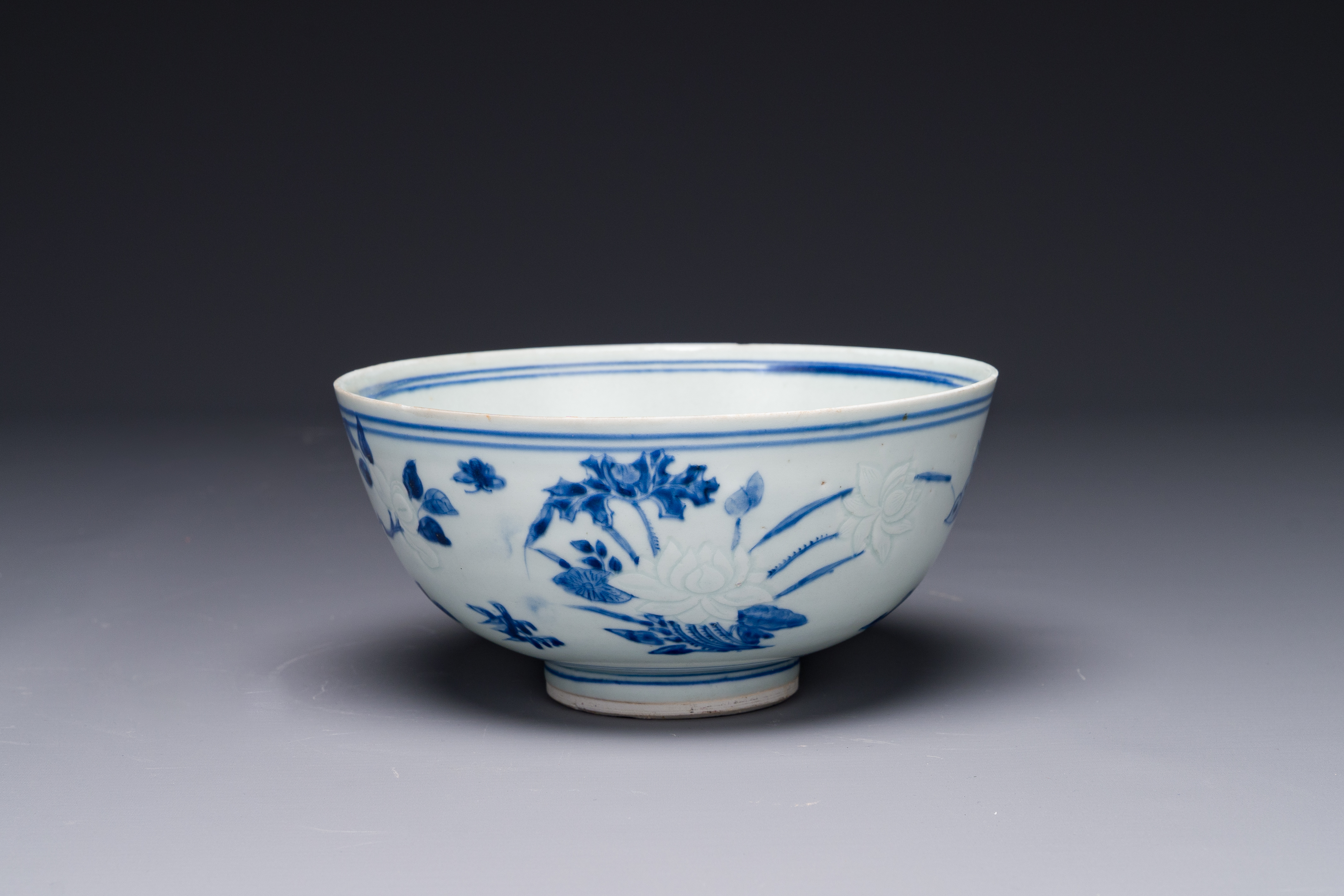 A Chinese blue and white 'Hatcher cargo' bowl with floral design, Transitional period - Image 2 of 5