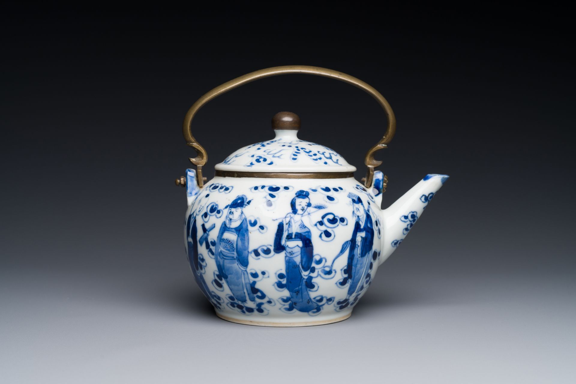 A Chinese blue and white 'Eight Immortals' teapot with bronze mount for the Thai market, Yong Mao Yu - Bild 3 aus 4